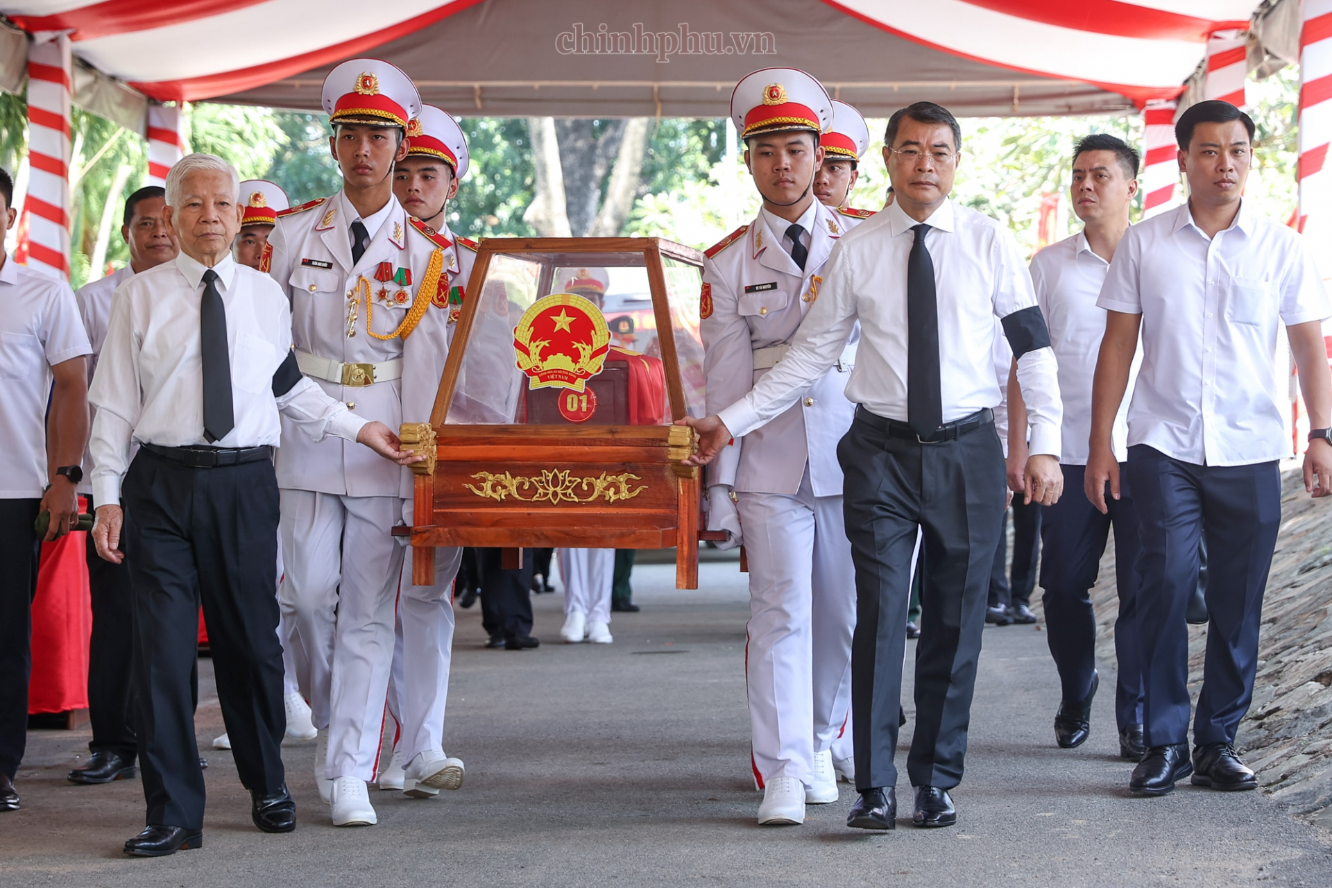 Thủ tướng Chính phủ Lê Minh Hưng cùng nguyên Chủ tịch nước Nguyễn Minh Triết đưa hài cốt liệt sĩ tới vị trí an táng - Ảnh: chinhphu.vn Thủ tướng Chính phủ Lê Minh Hưng cùng nguyên Chủ tịch nước Nguyễn Minh Triết đưa hài cốt liệt sĩ tới vị trí an táng - Ảnh: chinhphu.vn