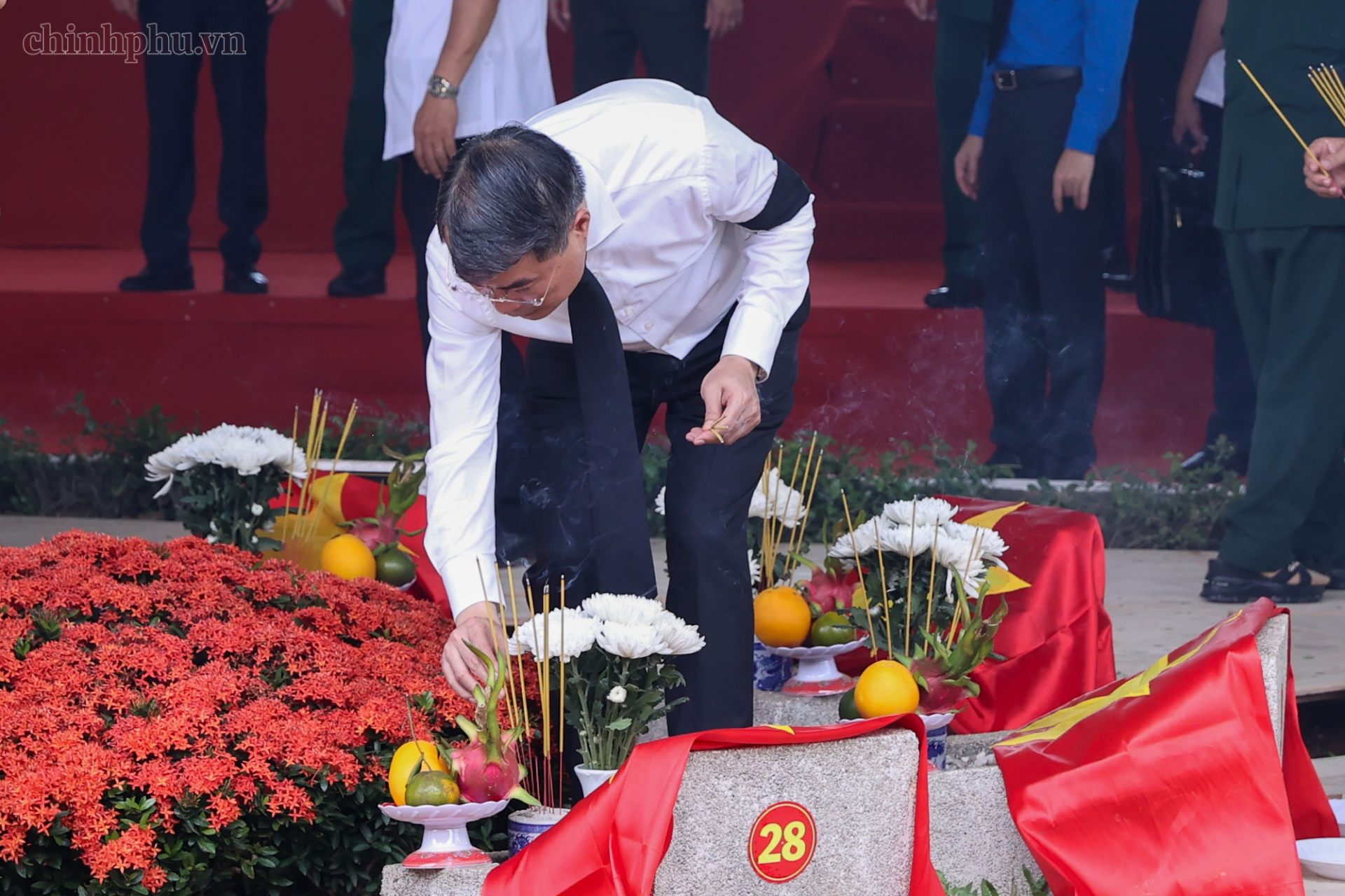 Thủ tướng Chính phủ Lê Minh Hưng thắp hương tưởng nhớ các liệt sĩ tại các phần mộ - Ảnh: chinhphu.vn Thủ tướng Chính phủ Lê Minh Hưng thắp hương tưởng nhớ các liệt sĩ tại các phần mộ - Ảnh: chinhphu.vn