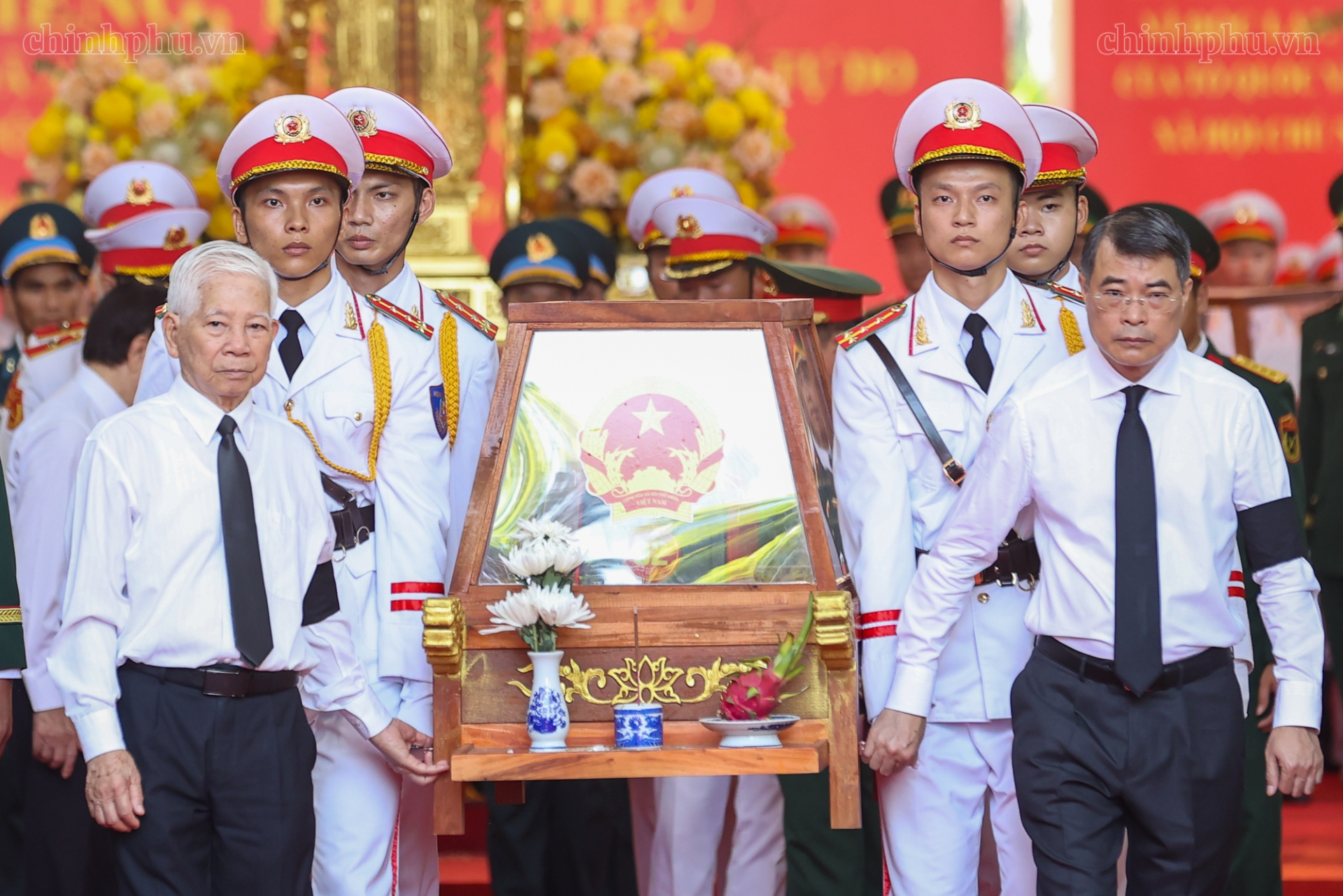 Thủ tướng Chính phủ Lê Minh Hưng và nguyên Chủ tịch nước Nguyễn Minh Triết di chuyển giá khiêng hài cốt liệt sĩ lên xe để đến Nghĩa trang liệt sĩ Thành phố Hồ Chí Minh - Ảnh: chinhphu.vn Thủ tướng Chính phủ Lê Minh Hưng và nguyên Chủ tịch nước Nguyễn Minh Triết di chuyển giá khiêng hài cốt liệt sĩ lên xe để đến Nghĩa trang liệt sĩ Thành phố Hồ Chí Minh - Ảnh: chinhphu.vn