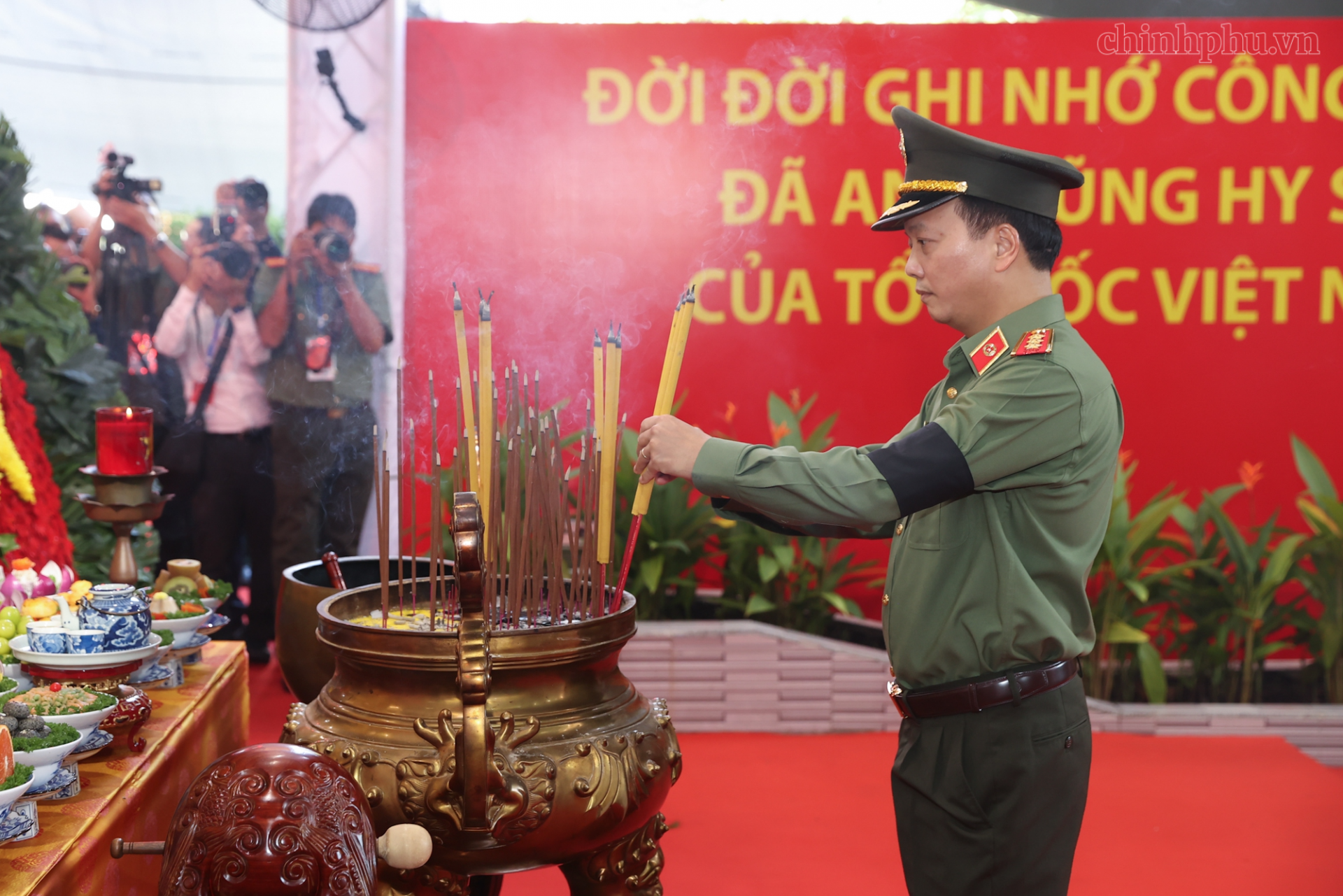 Thượng tướng Đặng Hồng Đức, Ủy viên Trung ương Đảng, Thứ trưởng Bộ Công an, trưởng đoàn đại biểu Đảng ủy Công an Trung ương - Bộ Công an thắp hương viếng các anh hùng liệt sĩ - Ảnh: chinhphu.vn/ Thượng tướng Đặng Hồng Đức, Ủy viên Trung ương Đảng, Thứ trưởng Bộ Công an, trưởng đoàn đại biểu Đảng ủy Công an Trung ương - Bộ Công an thắp hương viếng các anh hùng liệt sĩ - Ảnh: chinhphu.vn/