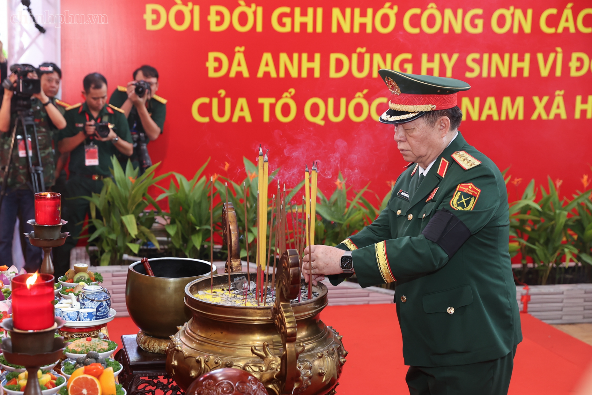 Đại tướng Nguyễn Trọng Nghĩa, Ủy viên Bộ Chính trị, Bí thư Trung ương Đảng, Chủ nhiệm Tổng cục Chính trị Quân đội Nhân dân Việt Nam, trưởng đoàn đại biểu Quân ủy Trung ương - Bộ Quốc phòng thắp hương viếng các anh hùng liệt sĩ - Ảnh: chinhphu.vn Đại tướng Nguyễn Trọng Nghĩa, Ủy viên Bộ Chính trị, Bí thư Trung ương Đảng, Chủ nhiệm Tổng cục Chính trị Quân đội Nhân dân Việt Nam, trưởng đoàn đại biểu Quân ủy Trung ương - Bộ Quốc phòng thắp hương viếng các anh hùng liệt sĩ - Ảnh: chinhphu.vn