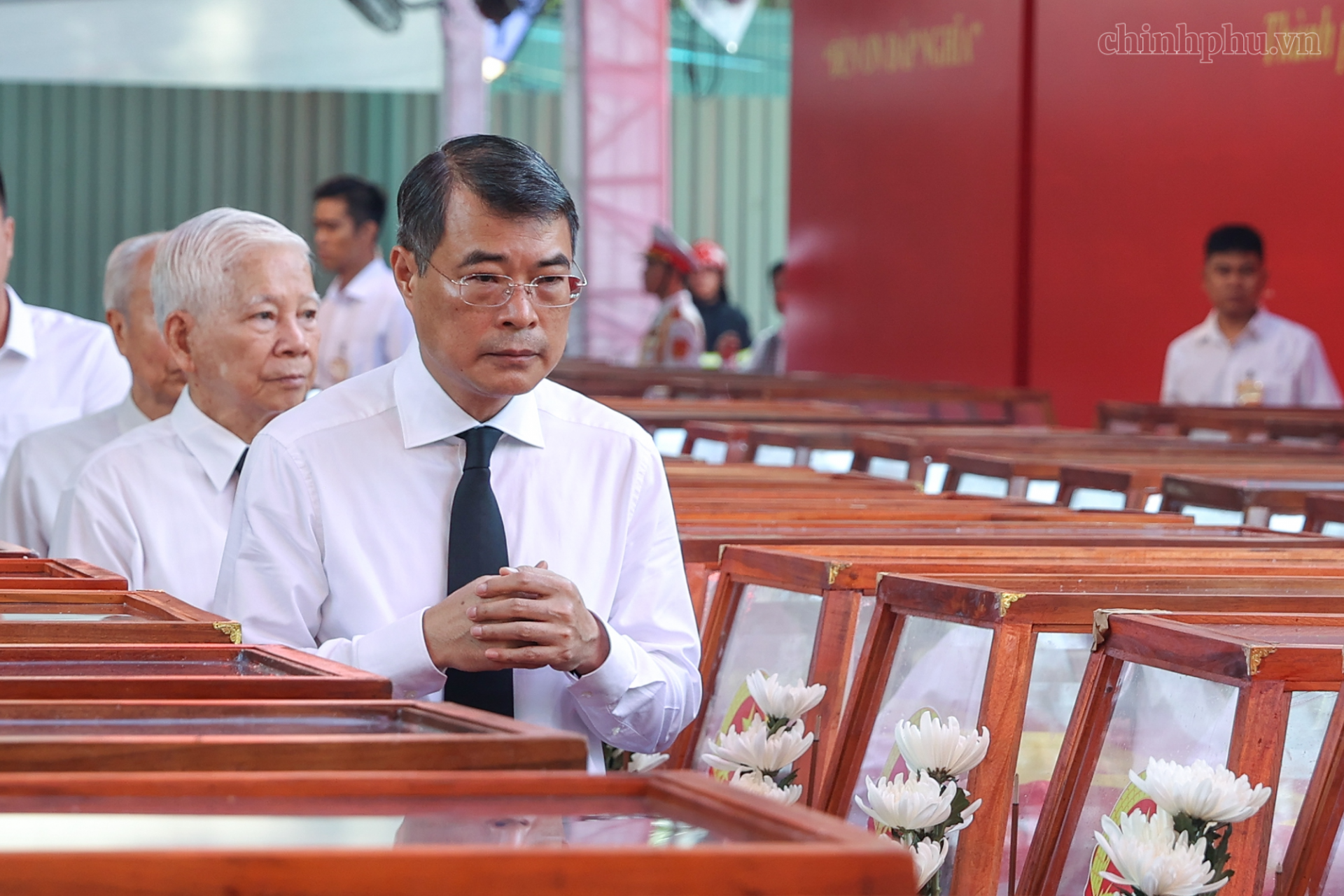 Thủ tướng Chính phủ Lê Minh Hưng viếng anh linh các anh hùng liệt sĩ - Ảnh: chinhphu.vn Thủ tướng Chính phủ Lê Minh Hưng viếng anh linh các anh hùng liệt sĩ - Ảnh: chinhphu.vn