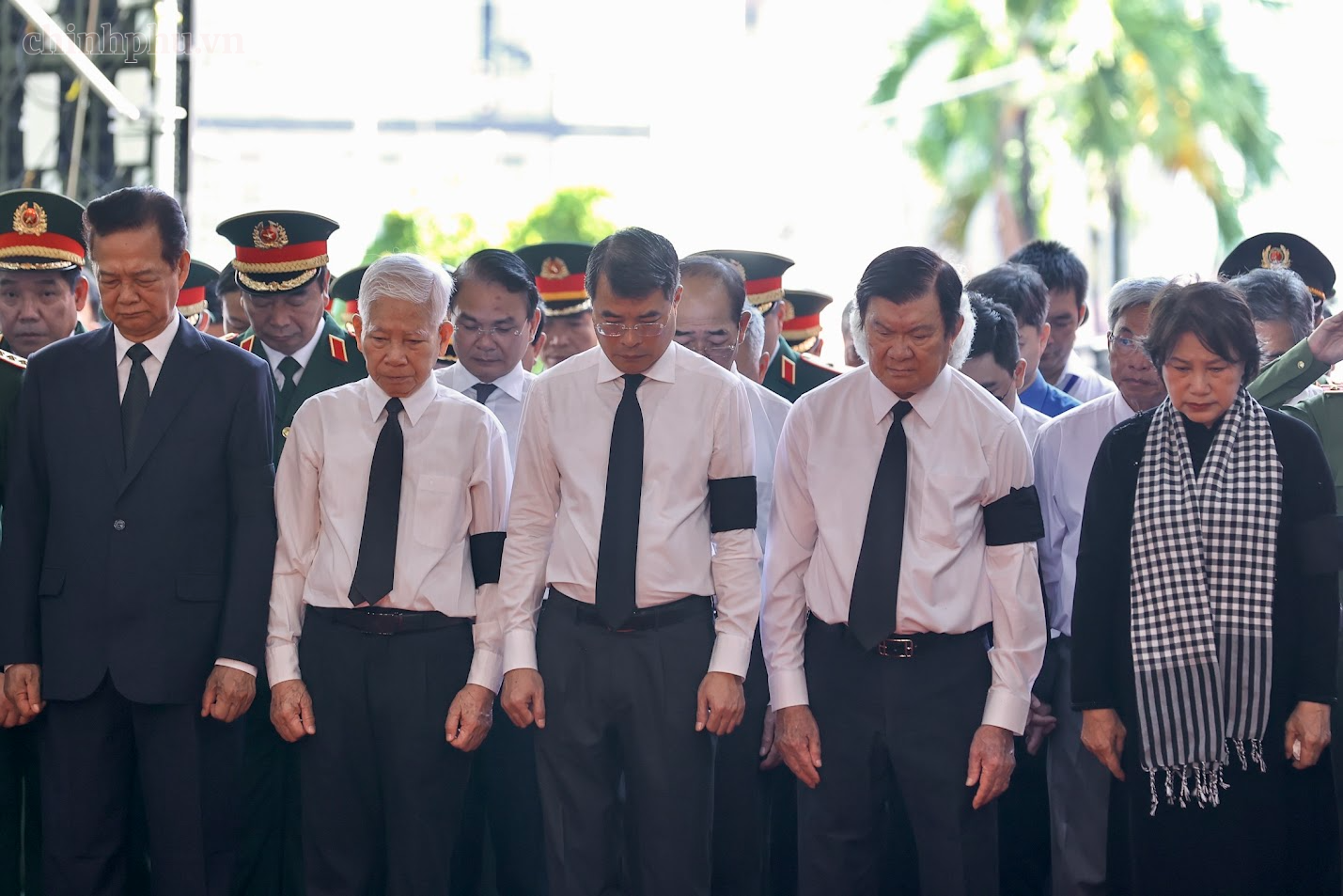 Các đồng chí lãnh đạo, nguyên lãnh đạo mặc niệm tưởng nhớ các anh hùng liệt sĩ - Ảnh: chinhphu.vn Các đồng chí lãnh đạo, nguyên lãnh đạo mặc niệm tưởng nhớ các anh hùng liệt sĩ - Ảnh: chinhphu.vn