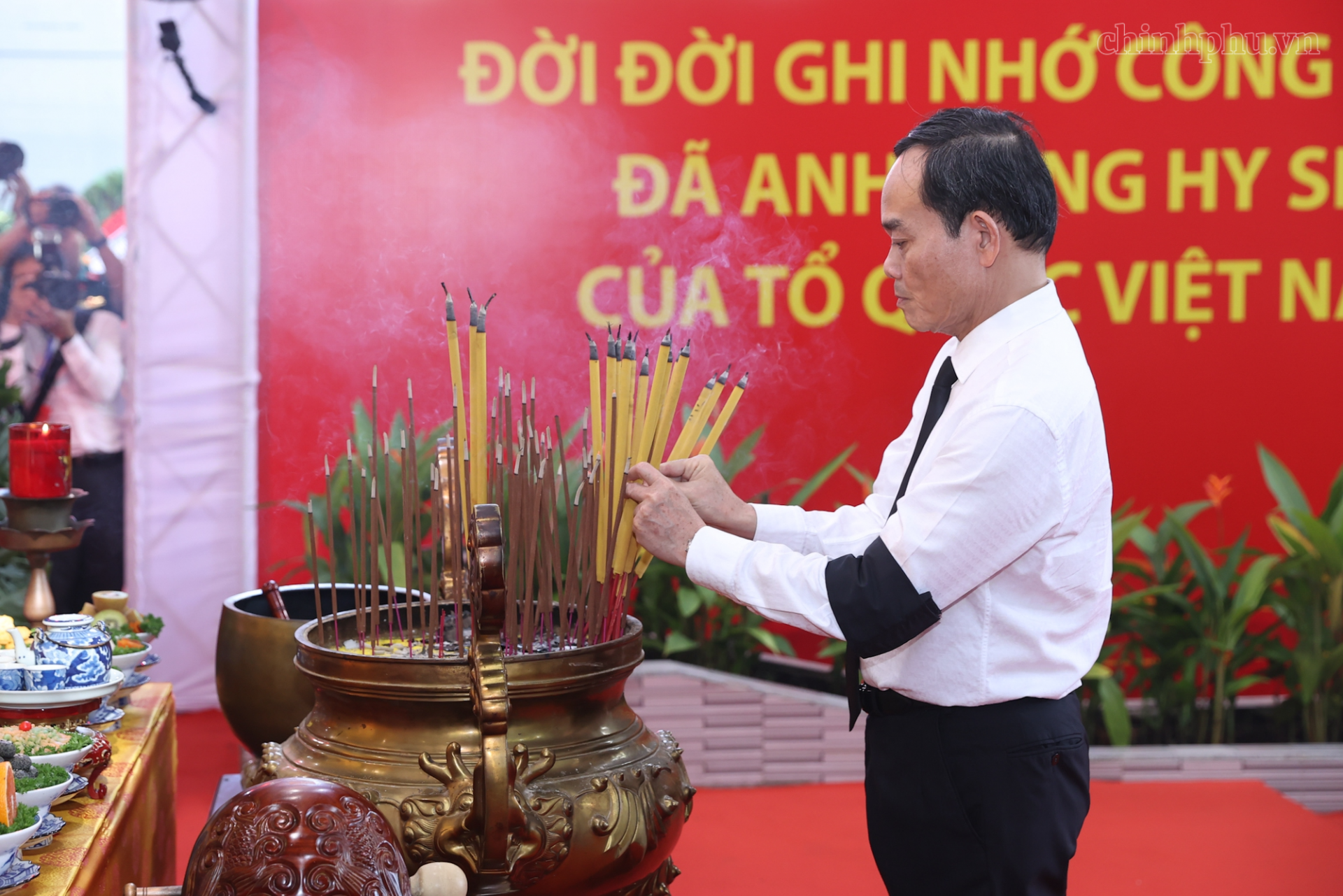 Đồng chí Trần Lưu Quang, Ủy viên Bộ Chính trị, Bí thư Thành ủy Thành phố Hồ Chí Minh, trưởng đoàn đại biểu Thành ủy, HĐND, UBND, Mặt trận Tổ quốc, lực lượng vũ trang Thành phố Hồ Chí Minh thắp hương viếng các anh hùng liệt sĩ - Ảnh: chinhphu.vn Đồng chí Trần Lưu Quang, Ủy viên Bộ Chính trị, Bí thư Thành ủy Thành phố Hồ Chí Minh, trưởng đoàn đại biểu Thành ủy, HĐND, UBND, Mặt trận Tổ quốc, lực lượng vũ trang Thành phố Hồ Chí Minh thắp hương viếng các anh hùng liệt sĩ - Ảnh: chinhphu.vn