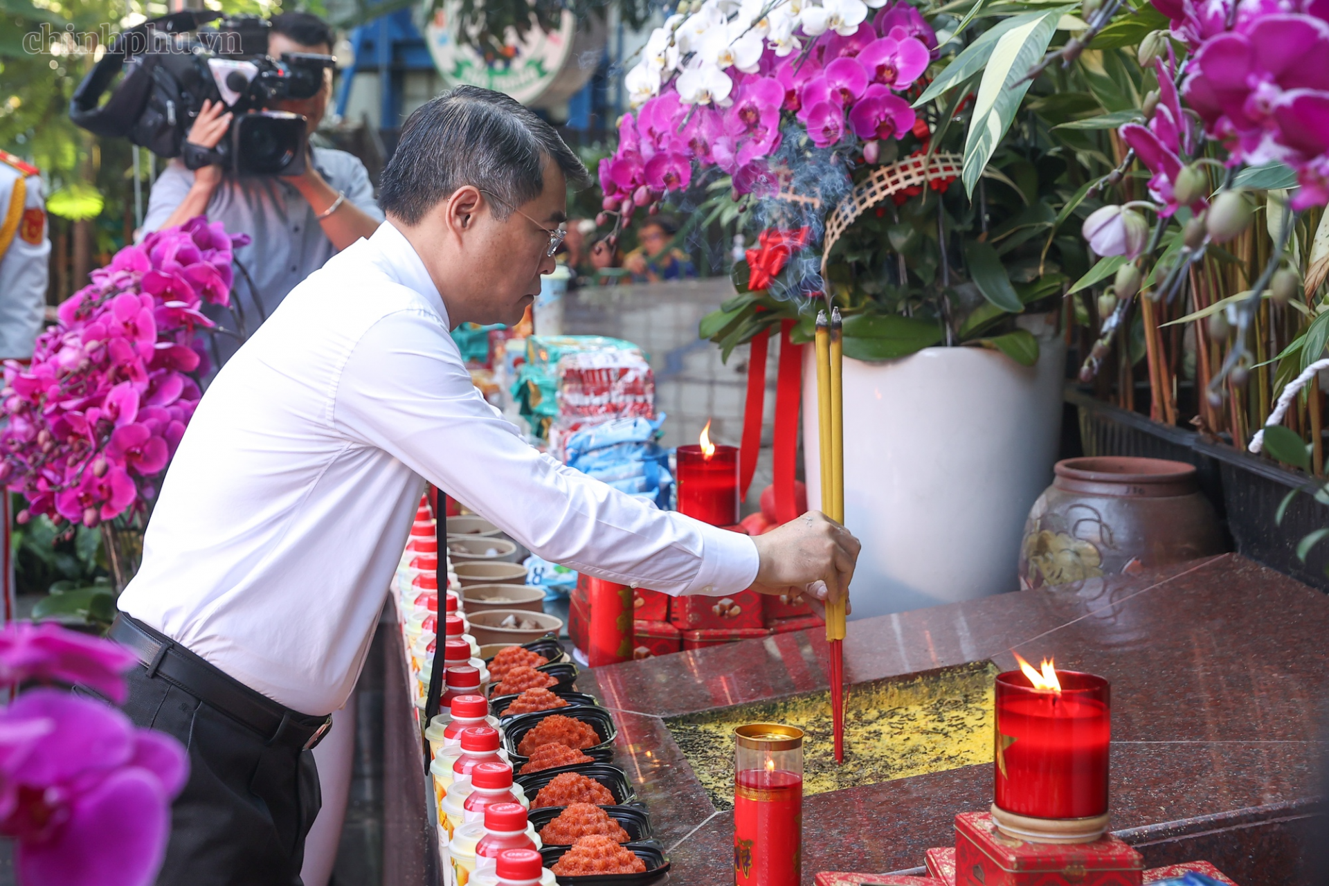 Thủ tướng Chính phủ Lê Minh Hưng dâng hương tưởng niệm Cố Tổng Bí thư Trần Phú cùng các Anh hùng liệt sĩ tại công viên Lê Thị Riêng - Ảnh: chinhphu.vn Thủ tướng Chính phủ Lê Minh Hưng dâng hương tưởng niệm Cố Tổng Bí thư Trần Phú cùng các Anh hùng liệt sĩ tại công viên Lê Thị Riêng - Ảnh: chinhphu.vn