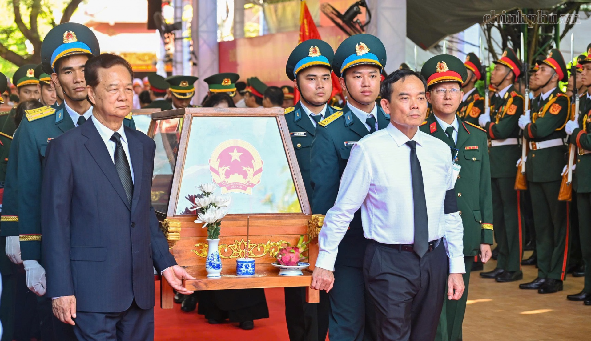 Nguyên Thủ tướng Nguyễn Tấn Dũng và đồng chí Trần Lưu Quang di chuyển giá khiêng hài cốt liệt sĩ số 03. Nguyên Thủ tướng Nguyễn Tấn Dũng và đồng chí Trần Lưu Quang di chuyển giá khiêng hài cốt liệt sĩ số 03.