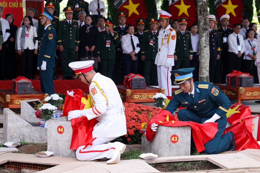 Trang nghiêm lễ viếng, truy điệu và an táng 731 hài cốt liệt sĩ tại TPHCM Trang nghiêm lễ viếng, truy điệu và an táng 731 hài cốt liệt sĩ tại TPHCM