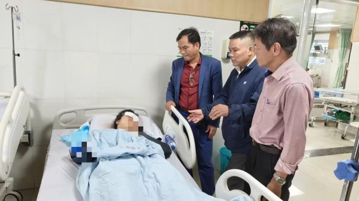 Lãnh đạo nhà trường thăm hỏi, động viên nữ sinh L. tại bệnh viện. (Ảnh: Thế Hùng) Lãnh đạo nhà trường thăm hỏi, động viên nữ sinh L. tại bệnh viện. (Ảnh: Thế Hùng)