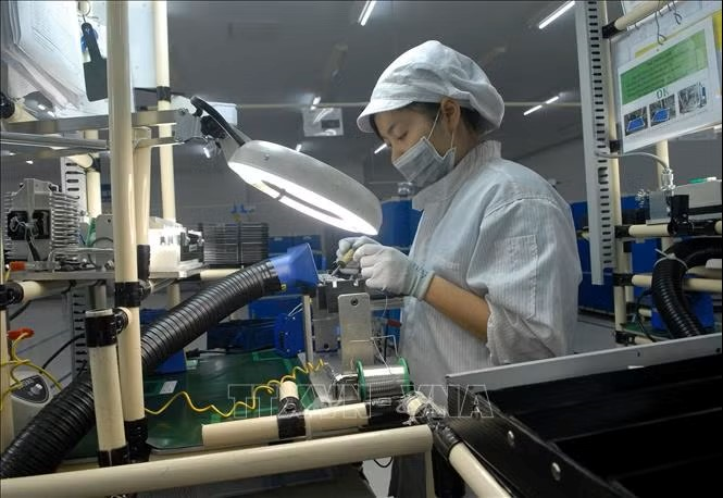 Dây chuyền sản xuất thiết bị điện tử, thiết bị thắp sáng trong xe ô tô, xe máy tại Công ty TNHH Điện Việt Nam Stanley (vốn đầu tư của Nhật Bản) tại Hà Nội. Ảnh minh họa: Danh Lam - TTXVN Dây chuyền sản xuất thiết bị điện tử, thiết bị thắp sáng trong xe ô tô, xe máy tại Công ty TNHH Điện Việt Nam Stanley (vốn đầu tư của Nhật Bản) tại Hà Nội. Ảnh minh họa: Danh Lam - TTXVN