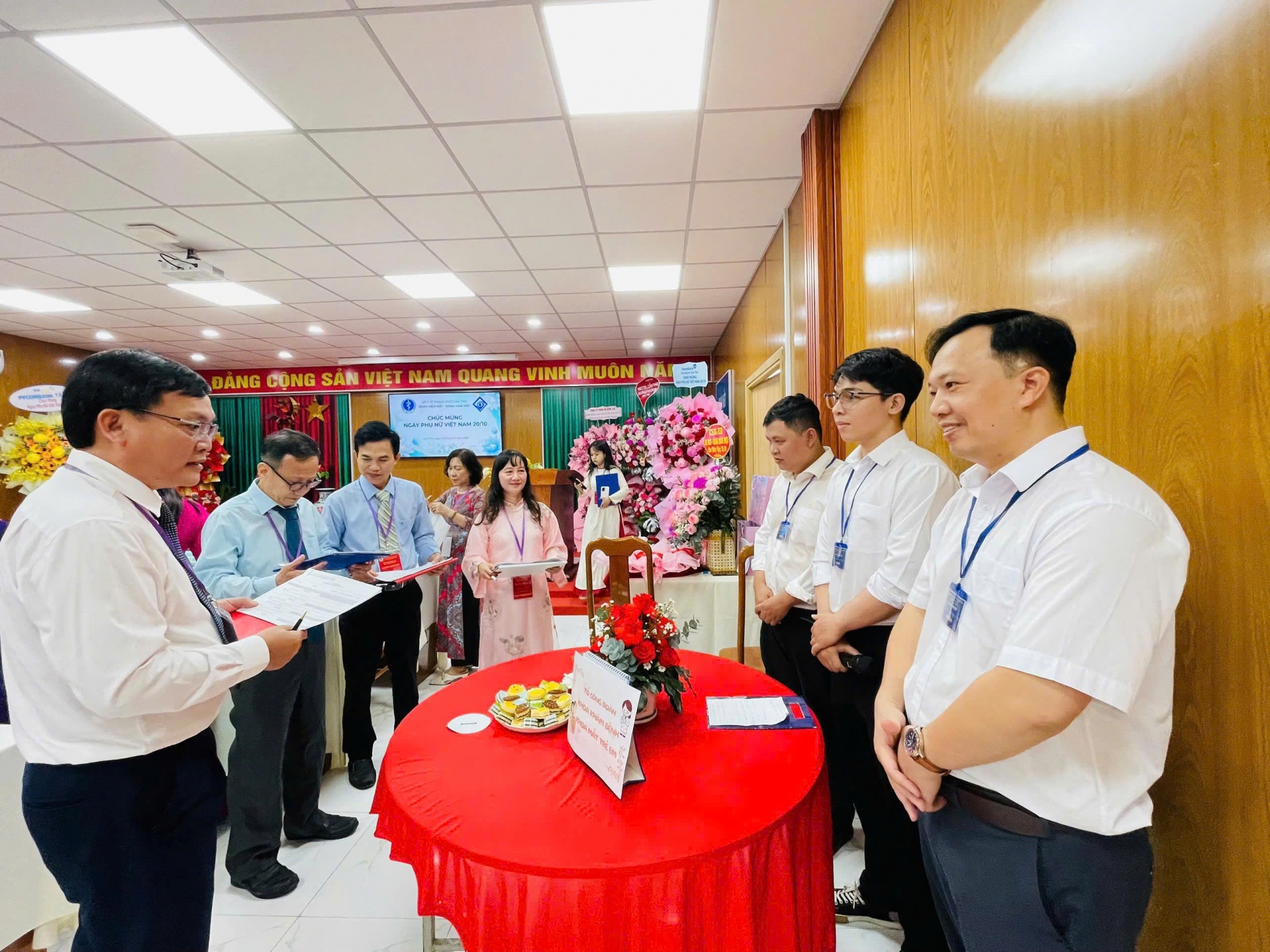 Bệnh viện Mắt - Răng Hàm Mặt Cần Thơ tổ chức thi cắm hoa nghệ thuật chào mừng Ngày Phụ nữ Việt Nam Bệnh viện Mắt - Răng Hàm Mặt Cần Thơ tổ chức thi cắm hoa nghệ thuật chào mừng Ngày Phụ nữ Việt Nam