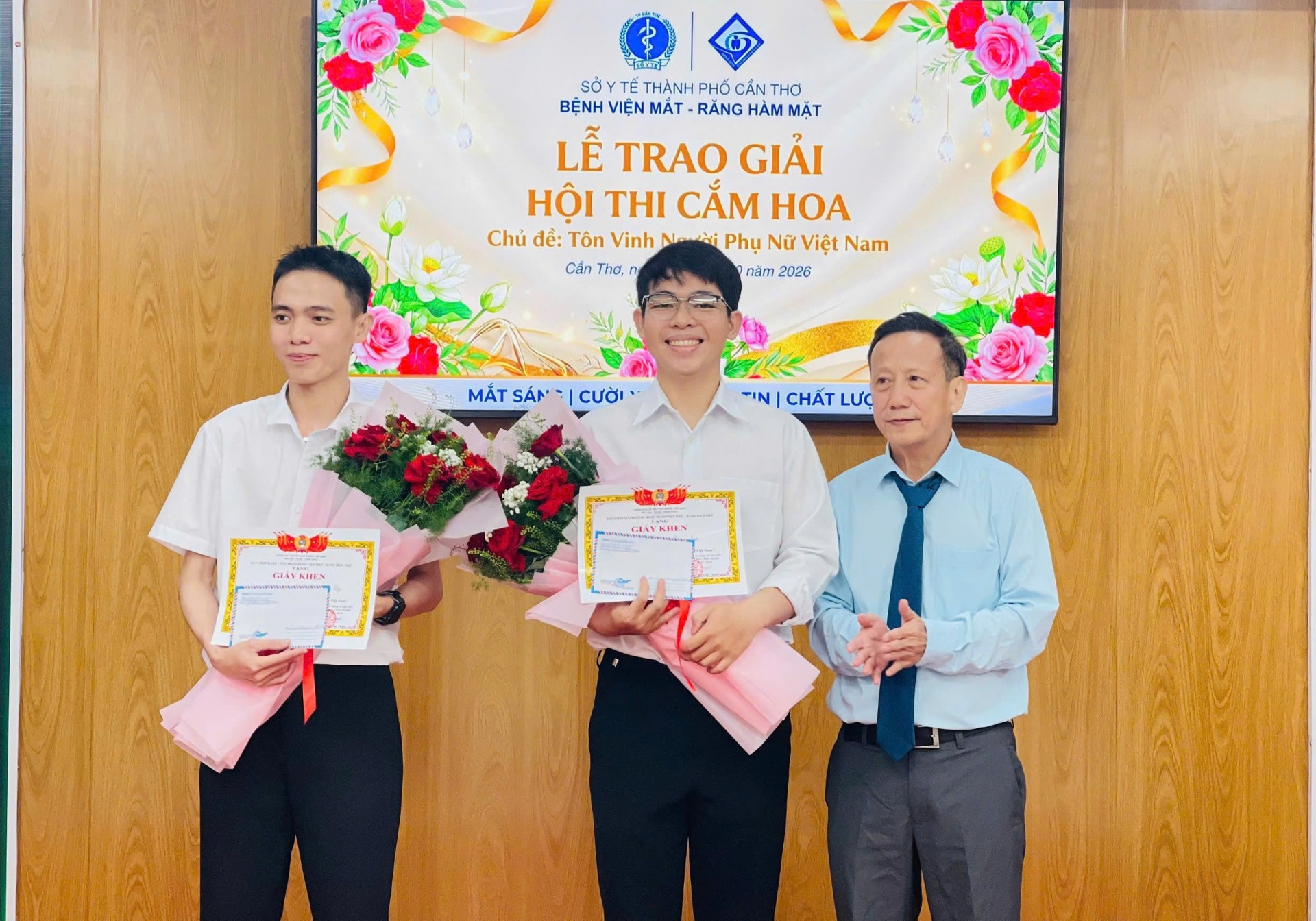 Bệnh viện Mắt - Răng Hàm Mặt Cần Thơ tổ chức thi cắm hoa nghệ thuật chào mừng Ngày Phụ nữ Việt Nam Bệnh viện Mắt - Răng Hàm Mặt Cần Thơ tổ chức thi cắm hoa nghệ thuật chào mừng Ngày Phụ nữ Việt Nam