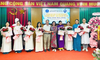 Bệnh viện Mắt - Răng Hàm Mặt Cần Thơ tổ chức thi cắm hoa nghệ thuật chào mừng Ngày Phụ nữ Việt Nam
