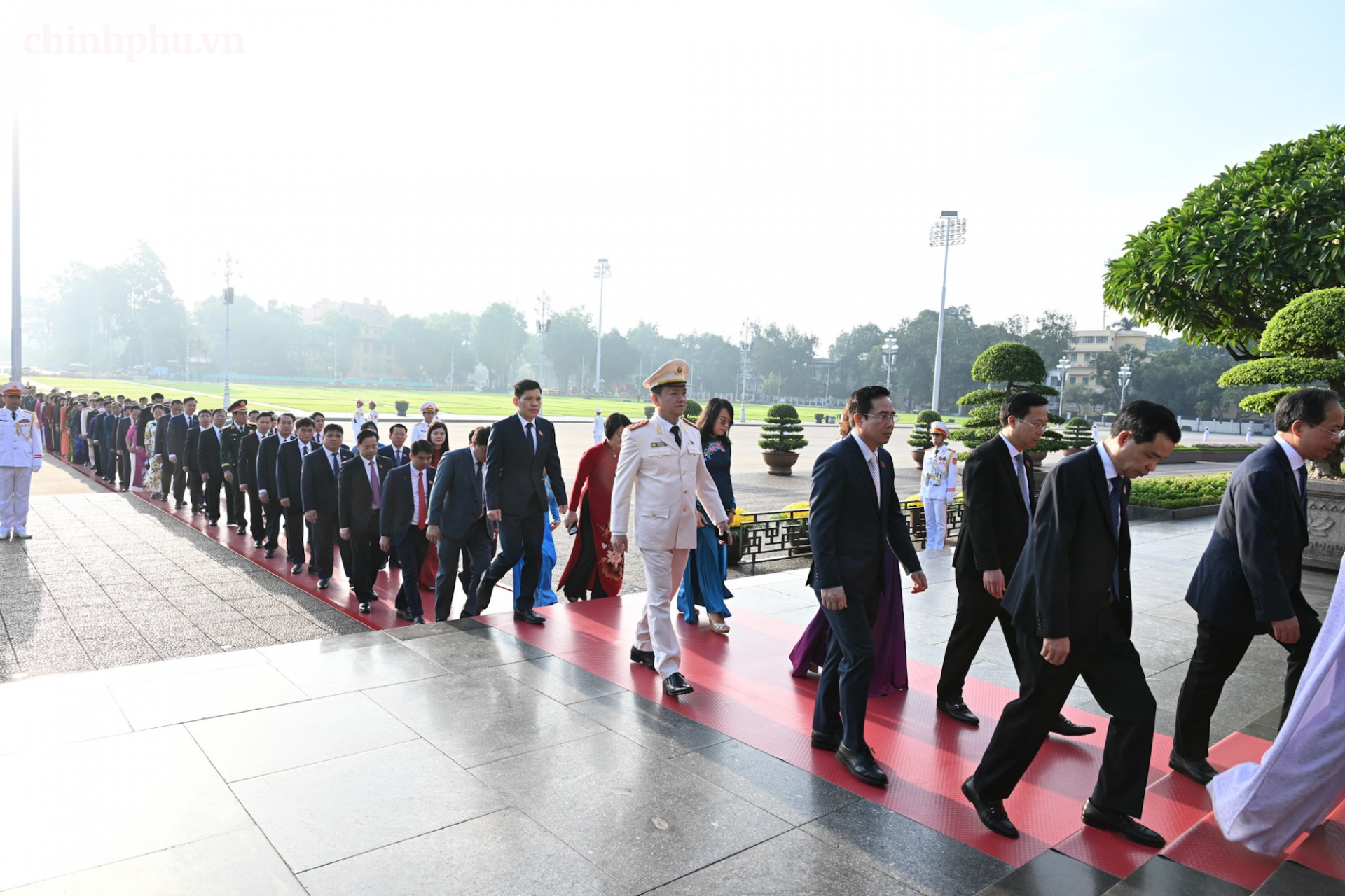 Các đại biểu Quốc hội vào Lăng viếng Chủ tịch Hồ Chí Minh - Ảnh: chinhphu.vn Các đại biểu Quốc hội vào Lăng viếng Chủ tịch Hồ Chí Minh - Ảnh: chinhphu.vn