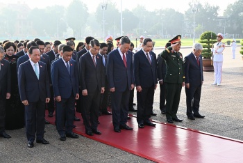 Lãnh đạo Đảng, Nhà nước, các đại biểu Quốc hội vào Lăng viếng Chủ tịch Hồ Chí Minh