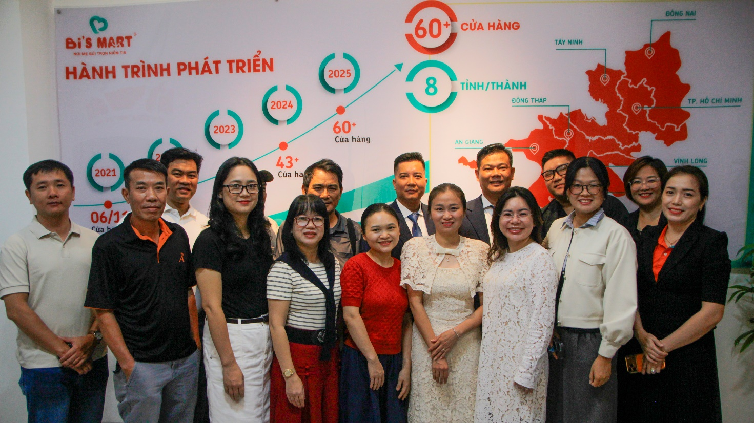     Các đơn vị báo chí và Ban giám đốc Bi’S MART tại lễ văn phòng Cần Thơ, cùng kết nối nguồn lực cho hành trình chăm sóc và phát triển trẻ giai đoạn 2026–2027.
