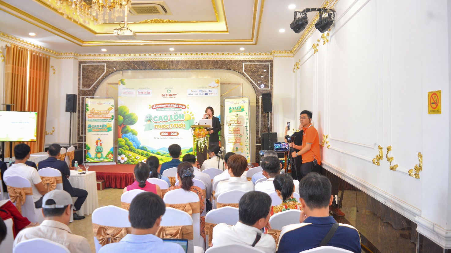     Toàn cảnh không gian lễ Kick-off tại Cần Thơ, nơi Ban Tổ chức, chuyên gia và các đơn vị đồng hành cùng chia sẻ cách tiếp cận chăm sóc trẻ toàn diện trong những năm đầu đời.