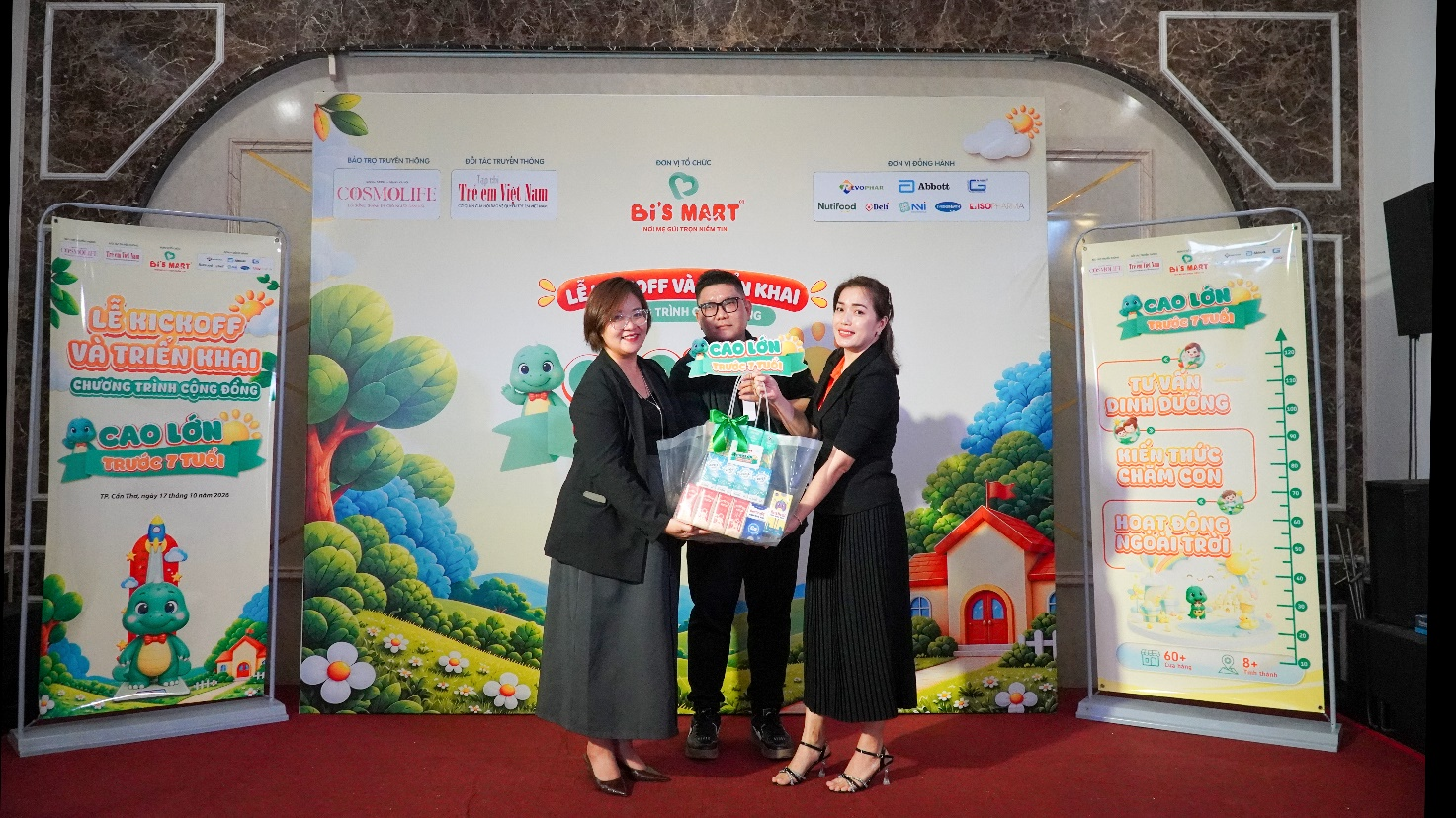   Đại diện Cosmolife Media nhận quà cảm ơn từ các thương hiệu Abbott, Nutifood, Nhà máy AMM, RevoPhar, Deli Nutrition đồng hành cùng chương trình, ghi dấu sự kết nối giữa truyền thông, doanh nghiệp và cộng đồng.