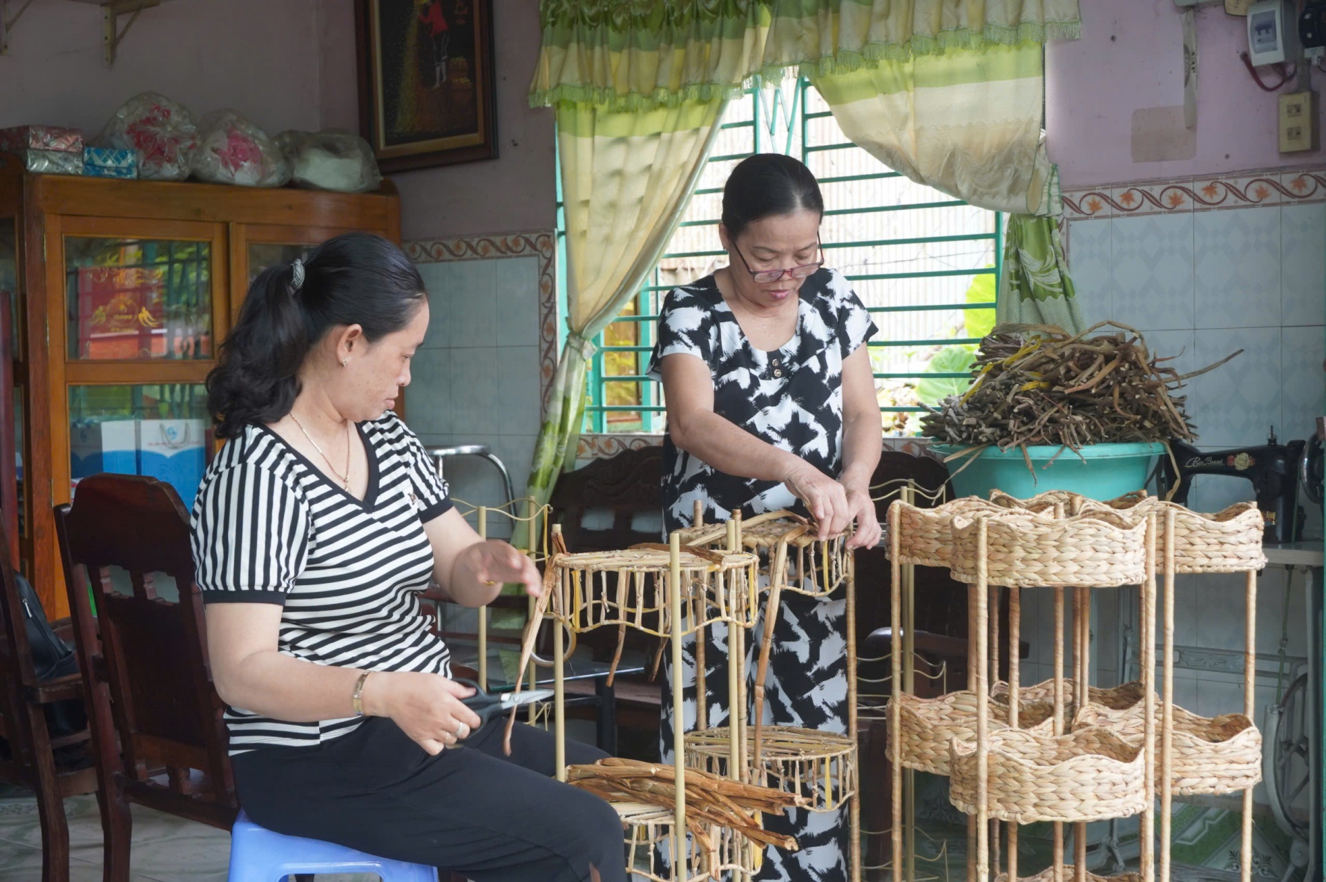 Nghề đan lục bình - Hướng sinh kế cho phụ nữ nông thôn ở Cần Thơ Nghề đan lục bình - Hướng sinh kế cho phụ nữ nông thôn ở Cần Thơ