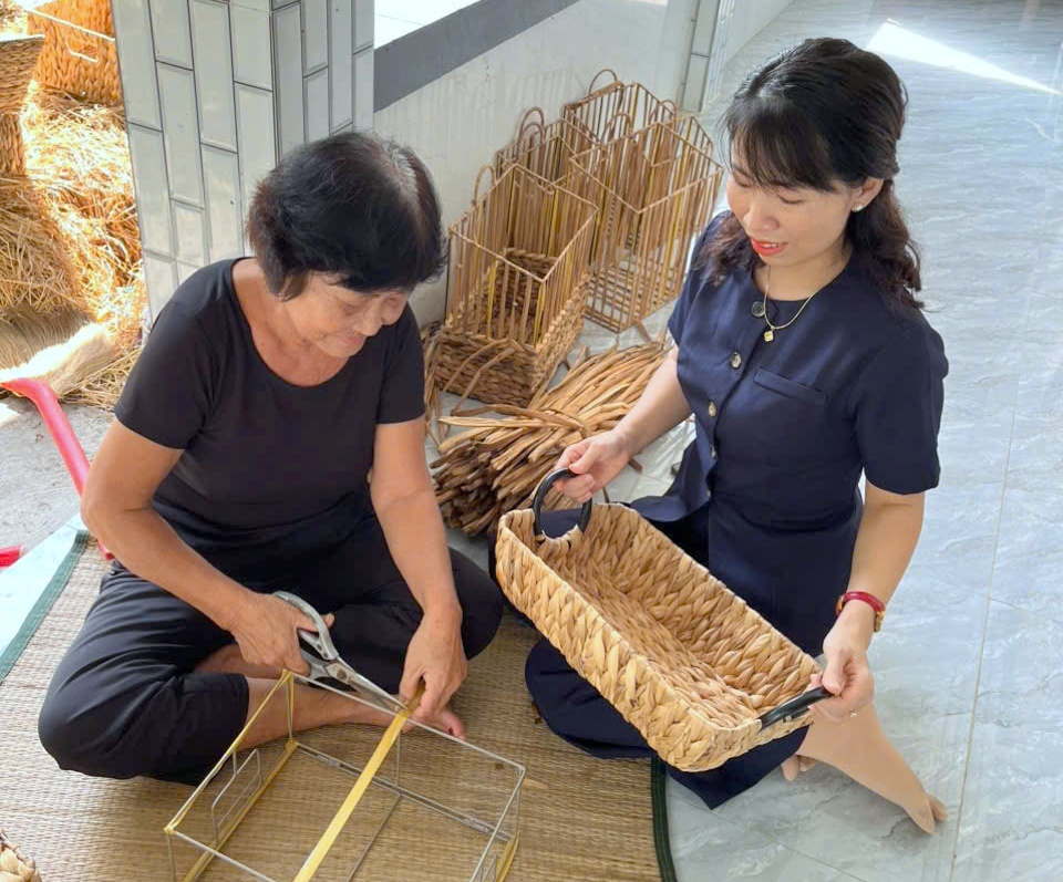 Nghề đan lục bình - Hướng sinh kế cho phụ nữ nông thôn ở Cần Thơ Nghề đan lục bình - Hướng sinh kế cho phụ nữ nông thôn ở Cần Thơ