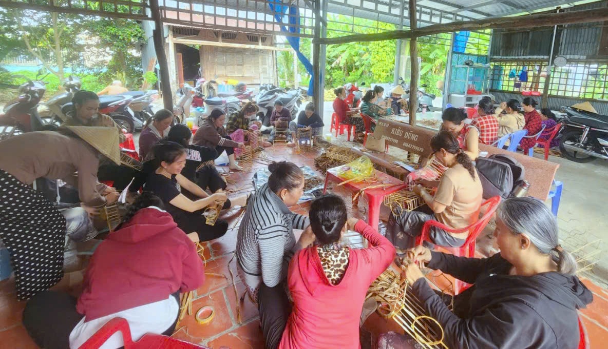 Nghề đan lục bình - Hướng sinh kế cho phụ nữ nông thôn ở Cần Thơ Nghề đan lục bình - Hướng sinh kế cho phụ nữ nông thôn ở Cần Thơ