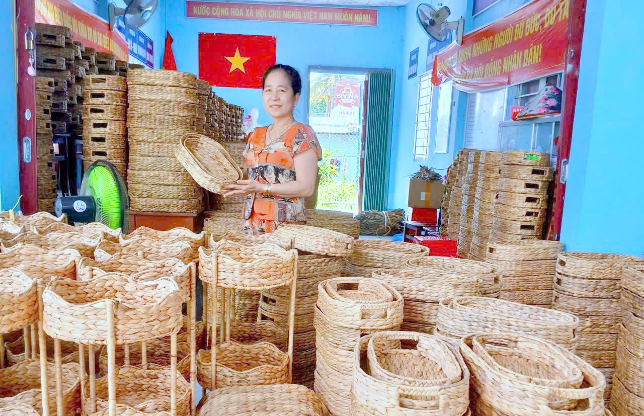 Nghề đan lục bình - Hướng sinh kế cho phụ nữ nông thôn ở Cần Thơ Nghề đan lục bình - Hướng sinh kế cho phụ nữ nông thôn ở Cần Thơ