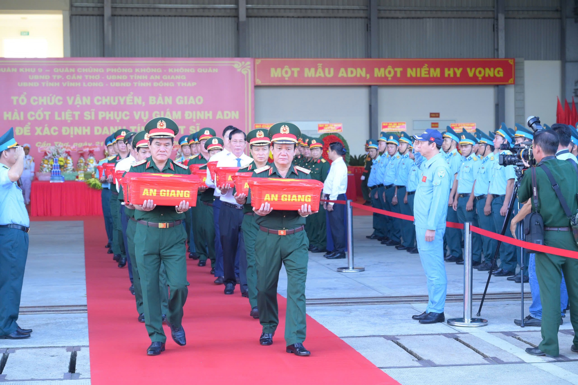 Hơn 8.400 mẫu sinh phẩm hài cốt liệt sĩ được chuyển ra Hà Nội giám định ADN