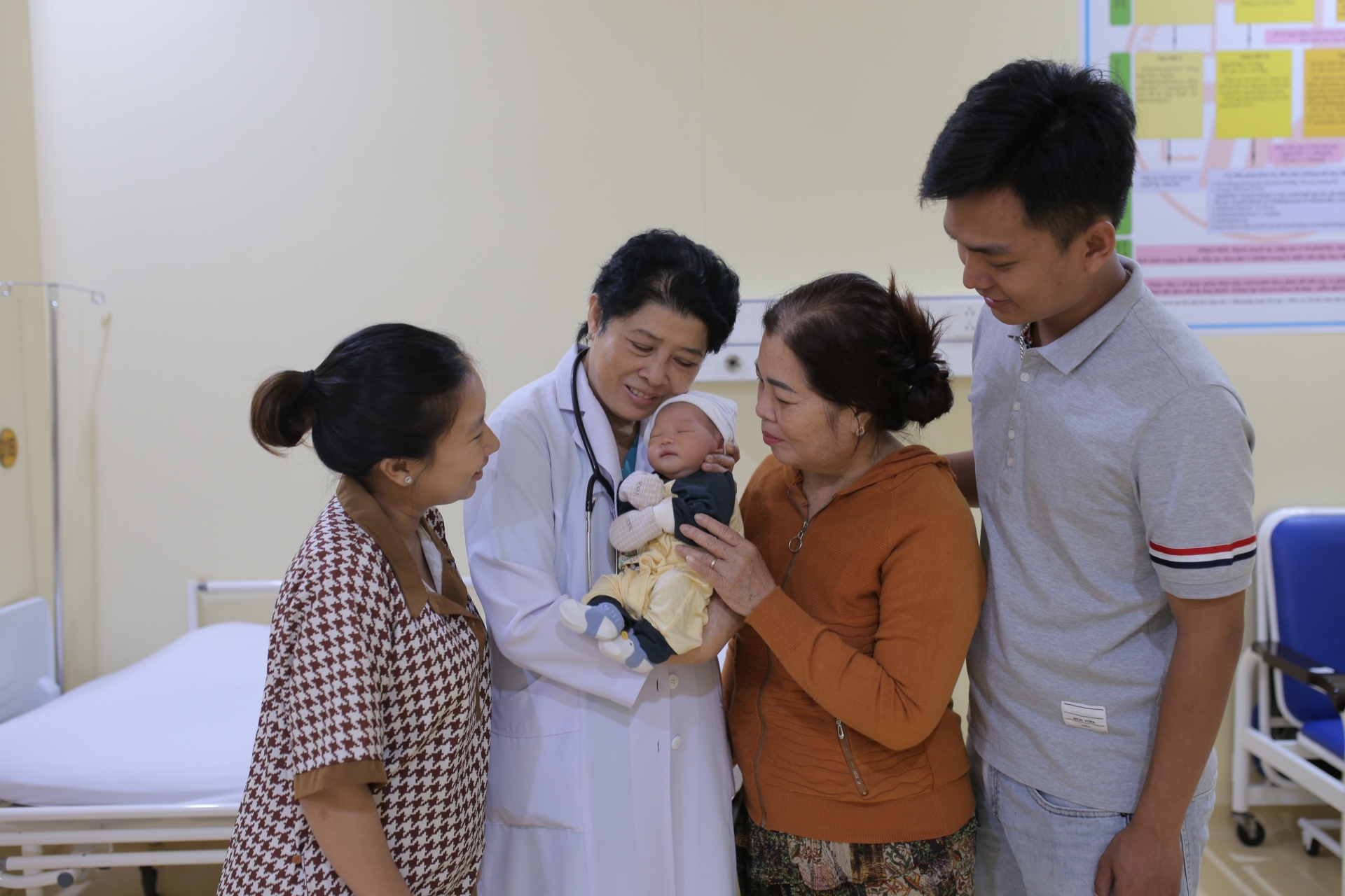 Hành trình 40 năm chăm sóc sức khỏe cộng đồng của “bà ngoại Thủy”