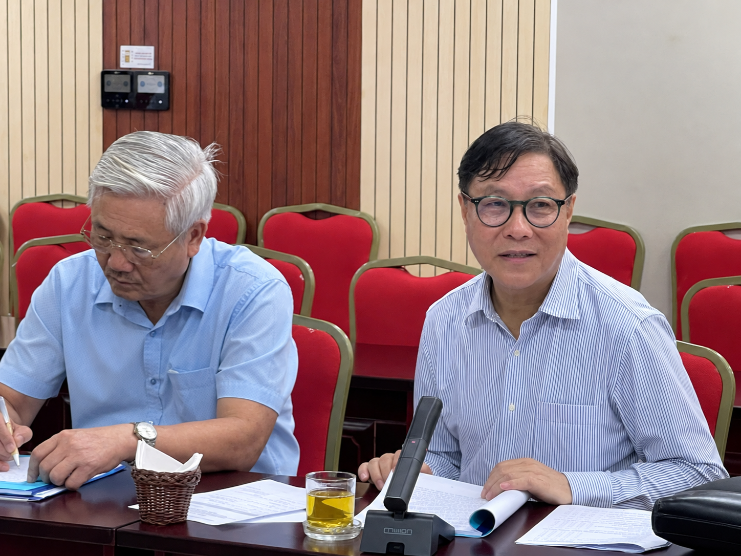       Ông Đặng Huy Đông, Viện trưởng Viện Quy hoạch và Phát triển Việt Nam (bên phải) phát biểu