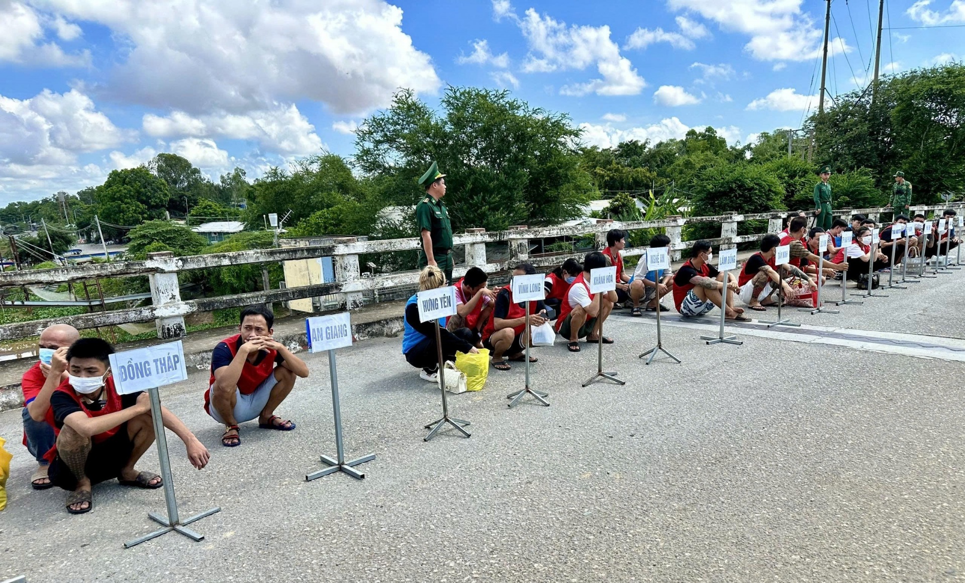 Tiếp nhận 32 công dân Việt Nam do phía Campuchia trao trả