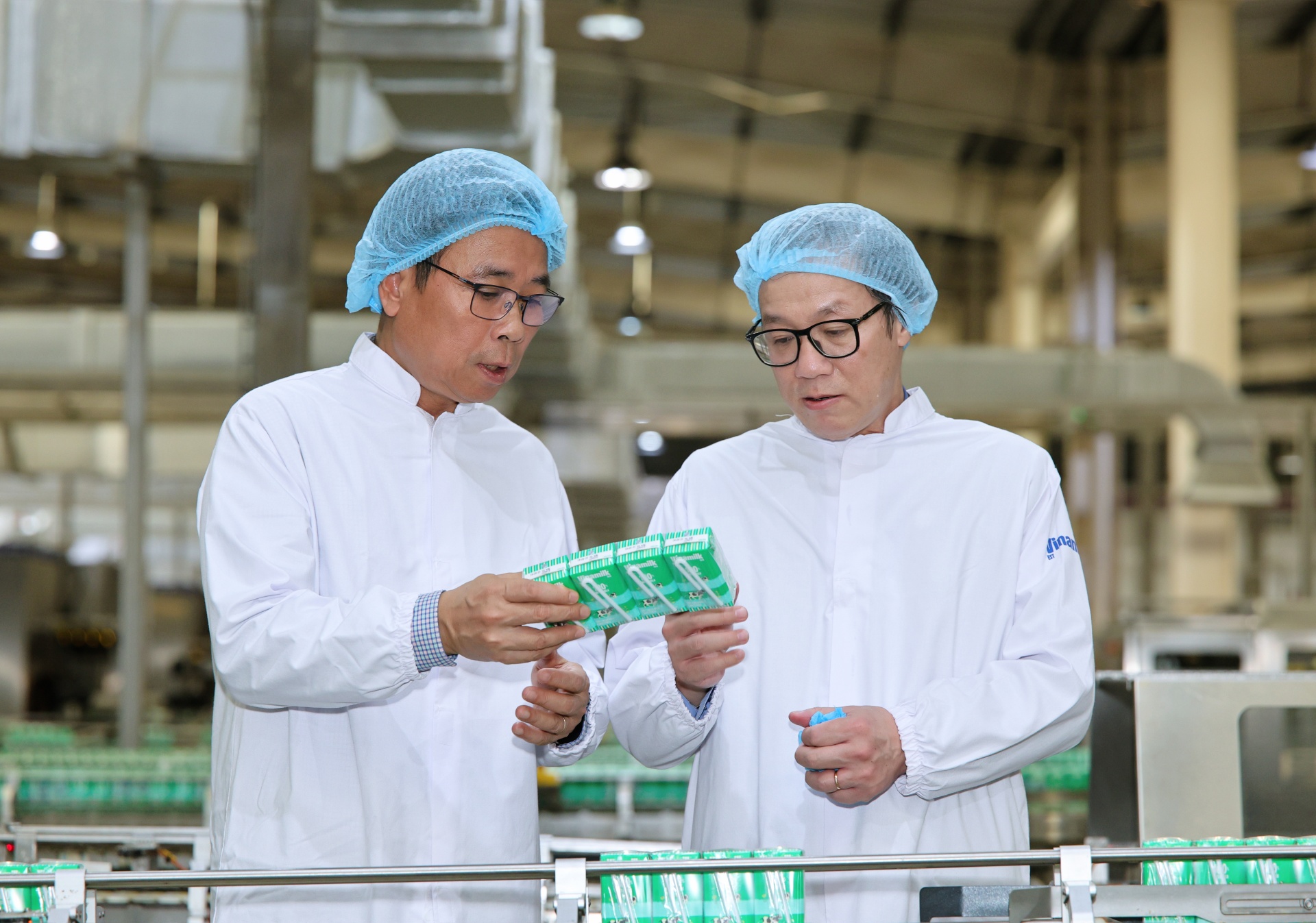 Ông Đinh Hồng Kỳ, Chủ tịch Hiệp hội Doanh nghiệp Xanh TP.HCM (bên phải) trong chuyến thăm quan Nhà máy Mega của Vinamilk (Ảnh: Nguyễn Hoàng). Ông Đinh Hồng Kỳ, Chủ tịch Hiệp hội Doanh nghiệp Xanh TP.HCM (bên phải) trong chuyến thăm quan Nhà máy Mega của Vinamilk (Ảnh: Nguyễn Hoàng).