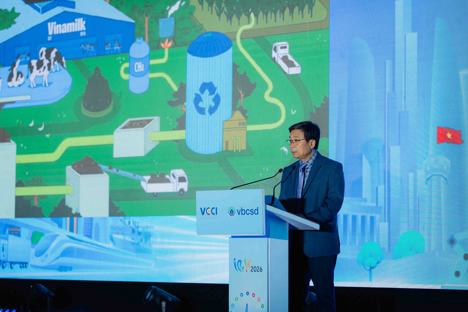 Ông Lê Hoàng Minh, Giám đốc Điều hành Sản xuất kiêm Trưởng dự án Net Zero Vinamilk trình bày tham luận “Tạo tác động vượt ra ngoài doanh nghiệp: Hành trình lan tỏa phát triển bền vững đến cộng đồng của Vinamilk” tại VCSF 2026 (Ảnh: BTC). Ông Lê Hoàng Minh, Giám đốc Điều hành Sản xuất kiêm Trưởng dự án Net Zero Vinamilk trình bày tham luận “Tạo tác động vượt ra ngoài doanh nghiệp: Hành trình lan tỏa phát triển bền vững đến cộng đồng của Vinamilk” tại VCSF 2026 (Ảnh: BTC).