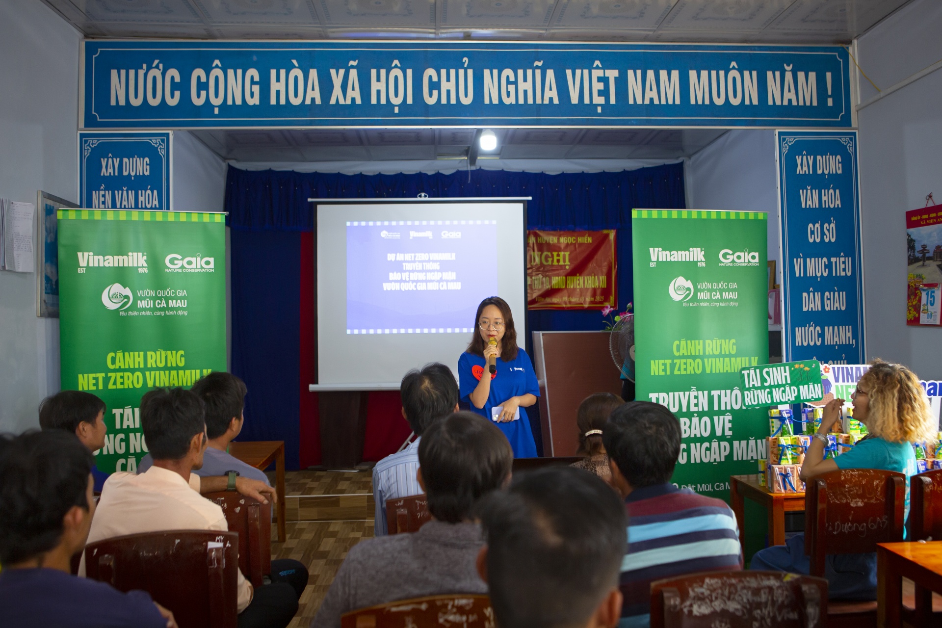 Vinamilk tham gia tuyên truyền nâng cao nhận thức bảo vệ rừng cho người dân xung quanh Cánh rừng Net Zero Vinamilk tại Cà Mau (Ảnh: Minh Anh). Vinamilk tham gia tuyên truyền nâng cao nhận thức bảo vệ rừng cho người dân xung quanh Cánh rừng Net Zero Vinamilk tại Cà Mau (Ảnh: Minh Anh).