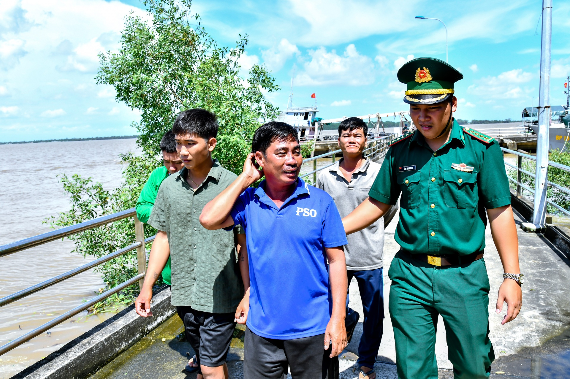 Bộ đội Biên phòng Cần Thơ tiếp nhận 4 ngư dân gặp nạn trên biển