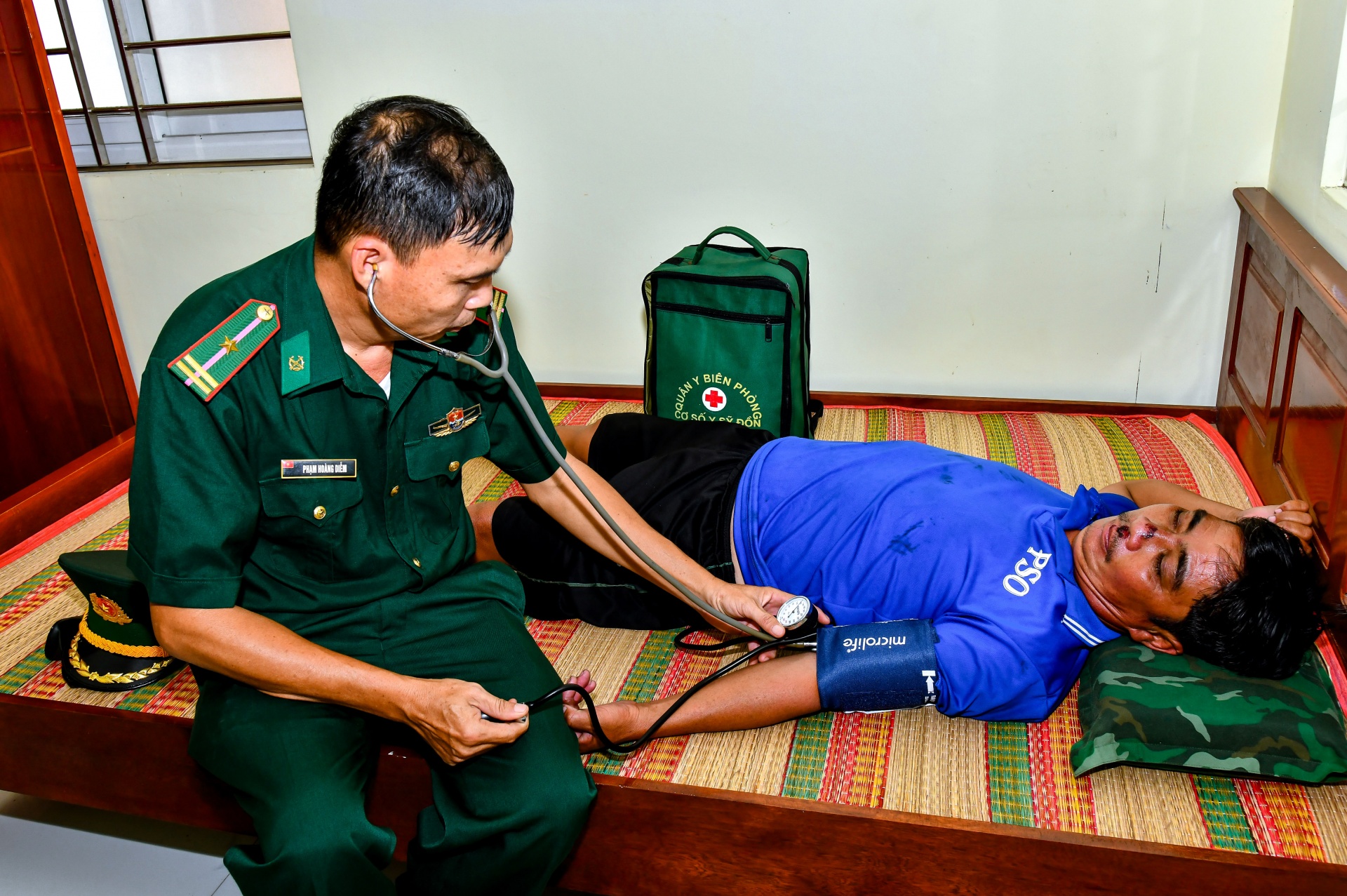 Bộ đội Biên phòng Cần Thơ tiếp nhận 4 ngư dân gặp nạn trên biển Bộ đội Biên phòng Cần Thơ tiếp nhận 4 ngư dân gặp nạn trên biển