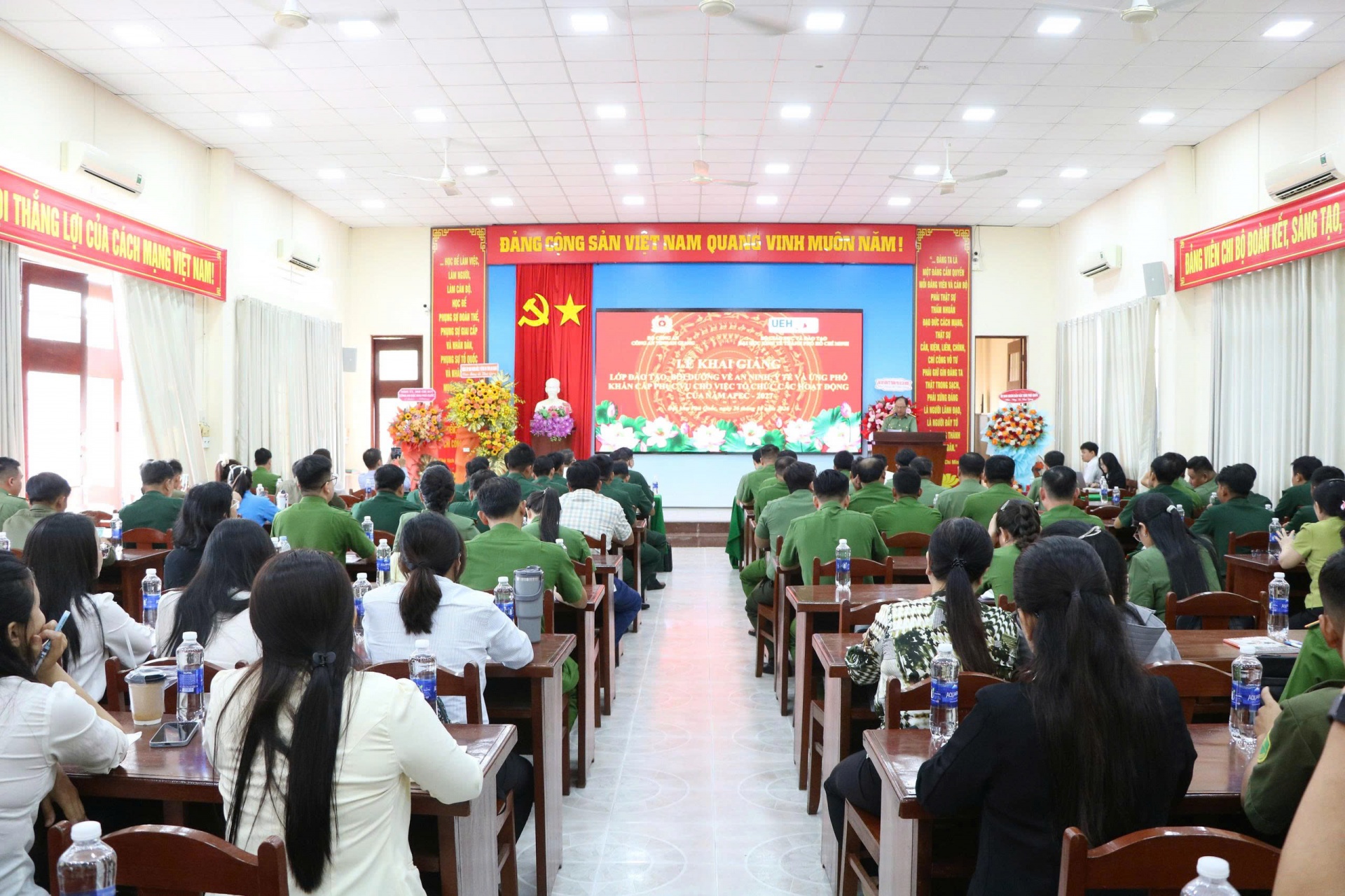 Khai giảng lớp bồi dưỡng an ninh, y tế và ứng phó khẩn cấp phục vụ APEC 2027 tại Phú Quốc Khai giảng lớp bồi dưỡng an ninh, y tế và ứng phó khẩn cấp phục vụ APEC 2027 tại Phú Quốc