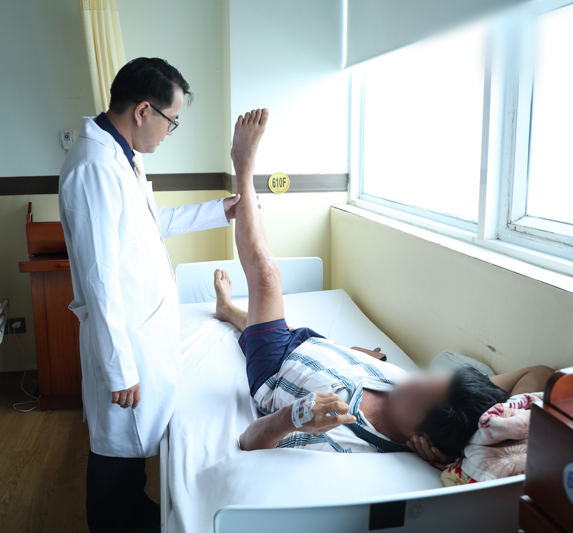 Cấp cứu kịp thời người đàn ông 69 tuổi bị đột quỵ khi dự tiệc
