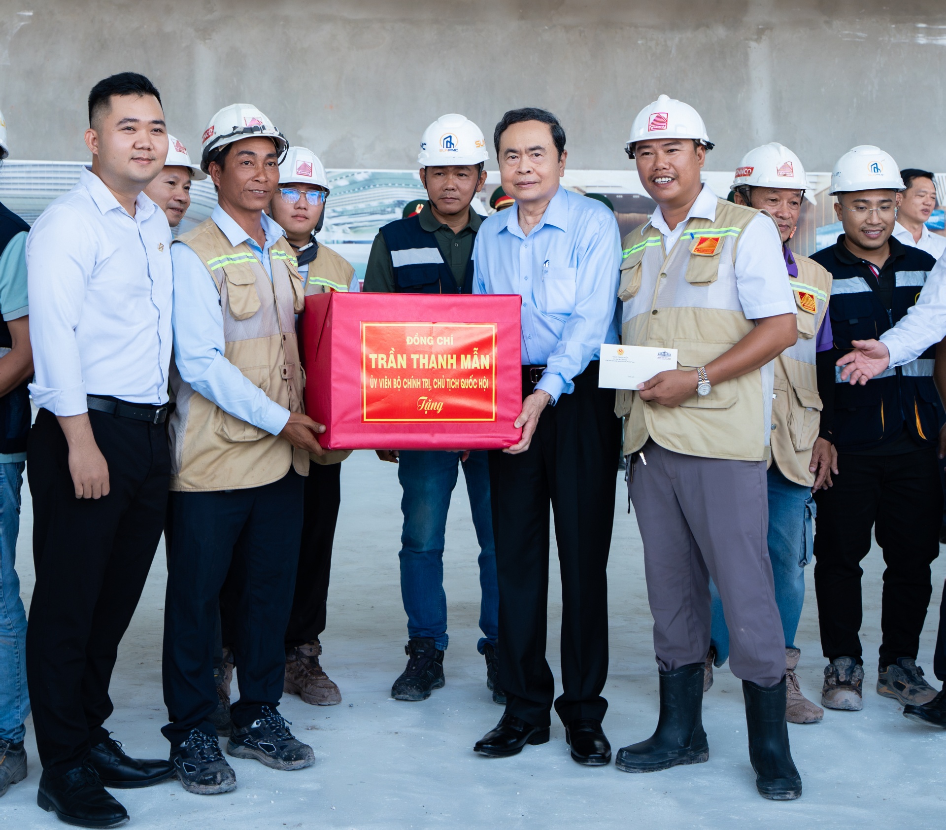 Chủ tịch Quốc hội tặng quà cho cán bộ, công nhân và kỹ sư trên công trường Trung Tâm Hội nghị và Triển lãm APEC. Chủ tịch Quốc hội tặng quà cho cán bộ, công nhân và kỹ sư trên công trường Trung Tâm Hội nghị và Triển lãm APEC.