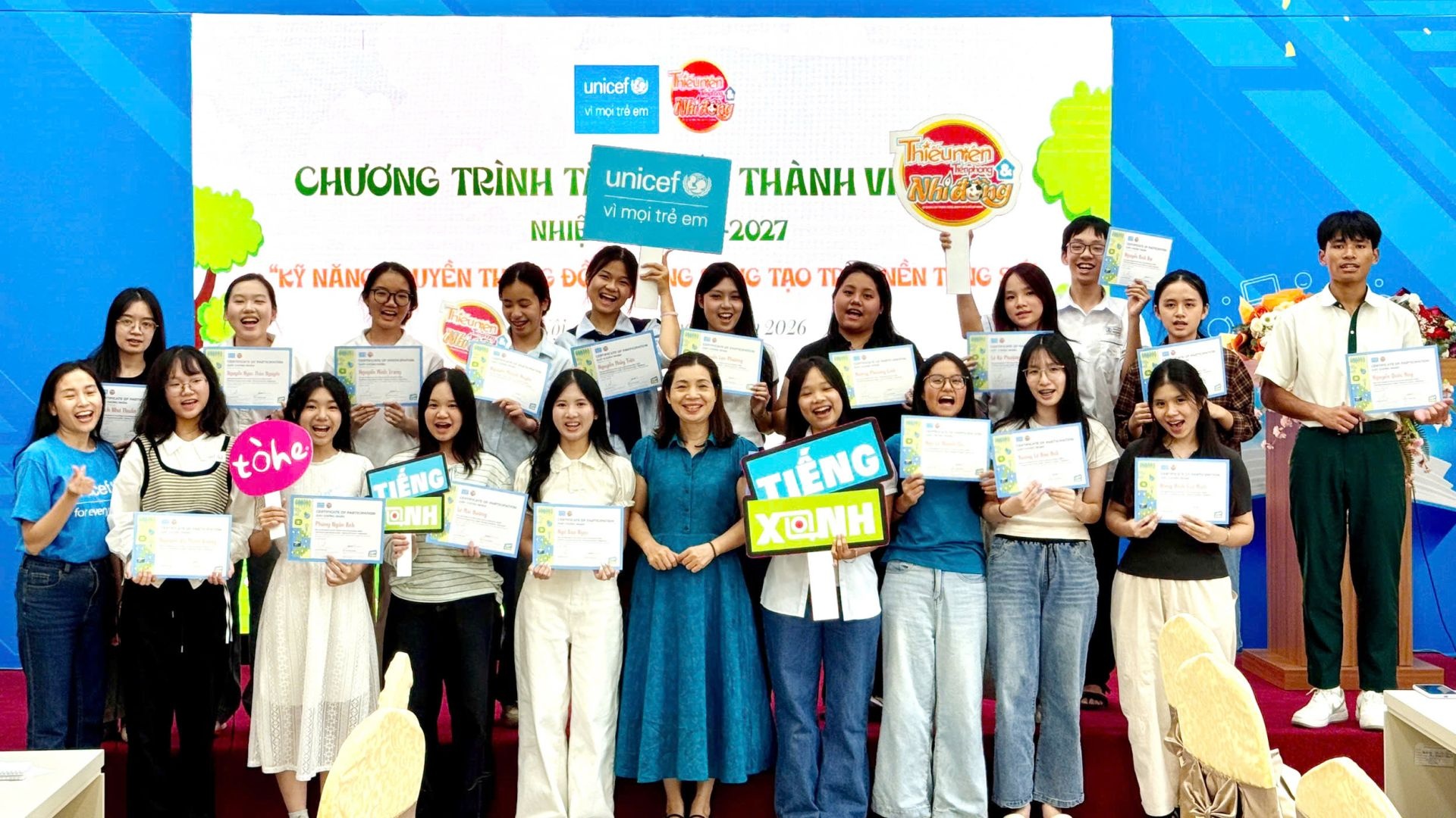   Ban Tổ chức trao Giấy chứng nhận tham gia tập huấn cho các thành viên mới. Ảnh: Báo TNTP&NĐ