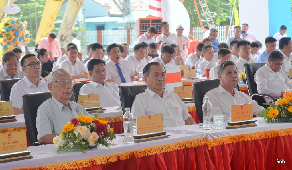 Khởi công đường Nguyễn Văn Cừ nối dài, mở rộng không gian phát triển đô thị Cần Thơ Khởi công đường Nguyễn Văn Cừ nối dài, mở rộng không gian phát triển đô thị Cần Thơ