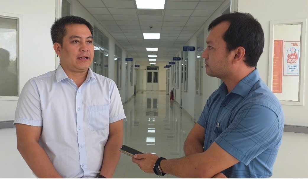 BSCKI Nguyễn Chí Linh, Phó Trưởng khoa PCBTN-KDYTQT, Trung tâm Kiểm soát bệnh tật tỉnh Đắk Lắk, trao đổi với phóng viên về dấu hiệu nhận biết và cách phòng ngừa bệnh Whitmore. BSCKI Nguyễn Chí Linh, Phó Trưởng khoa PCBTN-KDYTQT, Trung tâm Kiểm soát bệnh tật tỉnh Đắk Lắk, trao đổi với phóng viên về dấu hiệu nhận biết và cách phòng ngừa bệnh Whitmore.
