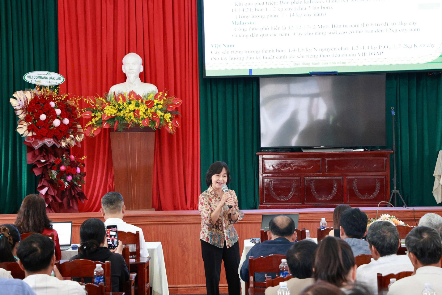 TS. Tôn Nữ Tuấn Nam, thành viên Hội đồng Khoa học Công ty CP Phân bón Bình Điền, chia sẻ giải pháp dinh dưỡng cho cây sầu riêng.