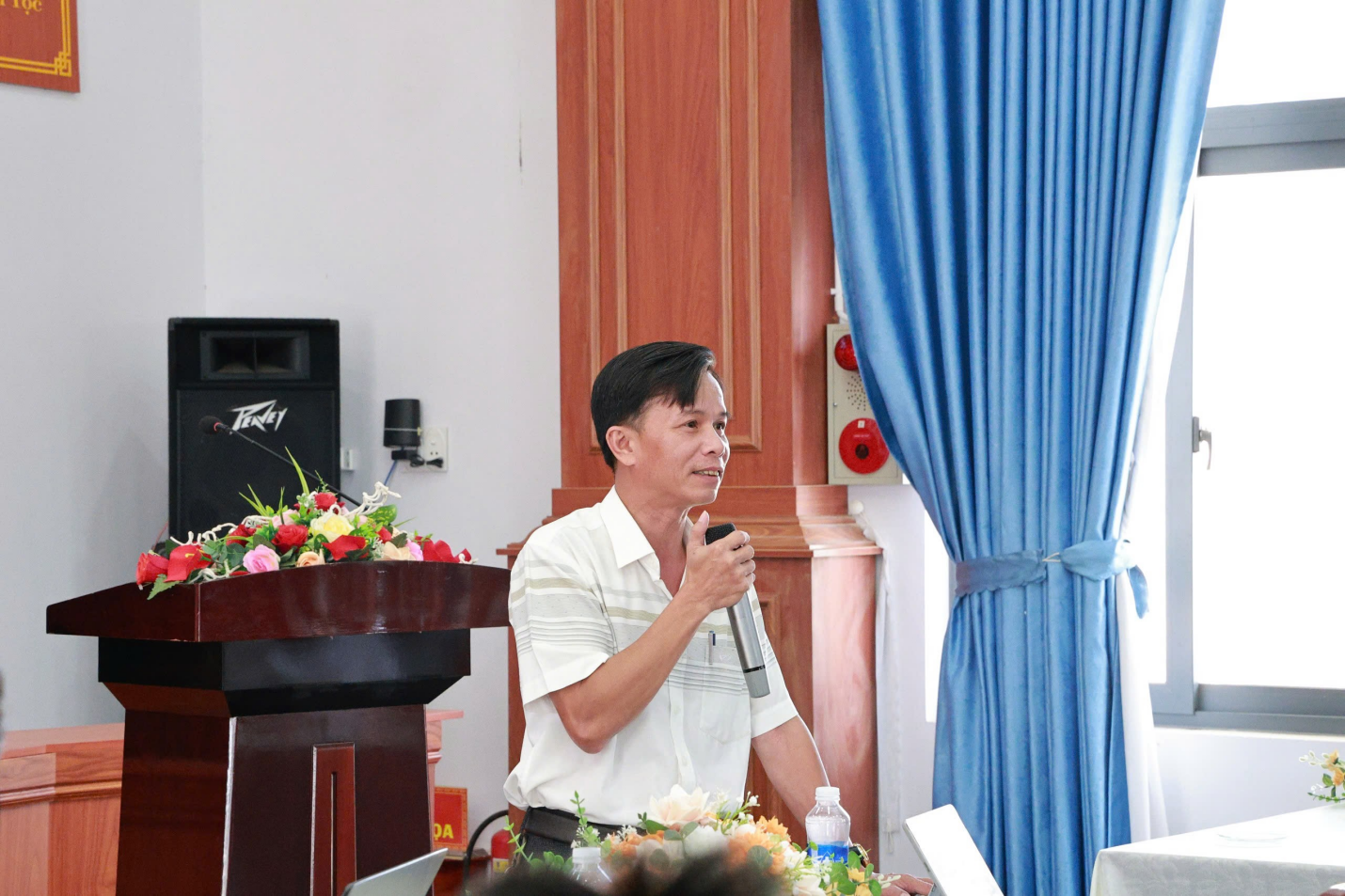    Ông Nguyễn Đoàn, Phó Chủ tịch UBND xã Krông Pắc, phát biểu về định hướng nâng cao chất lượng và phát triển sầu riêng bền vững tại hội nghị.