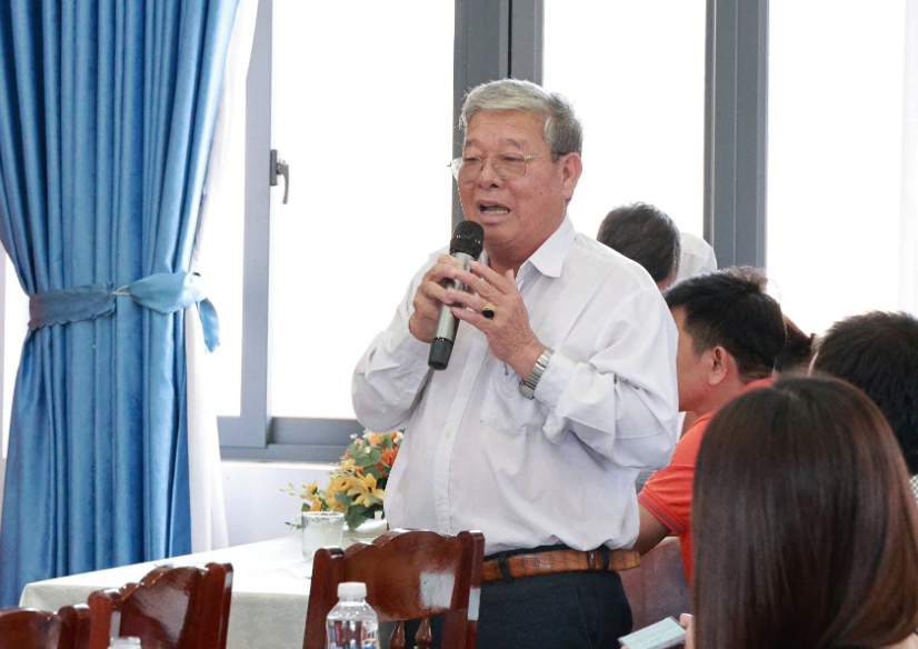 Nông dân trao đổi với chuyên gia về giải pháp nâng cao chất lượng sầu riêng, đáp ứng yêu cầu xuất khẩu.