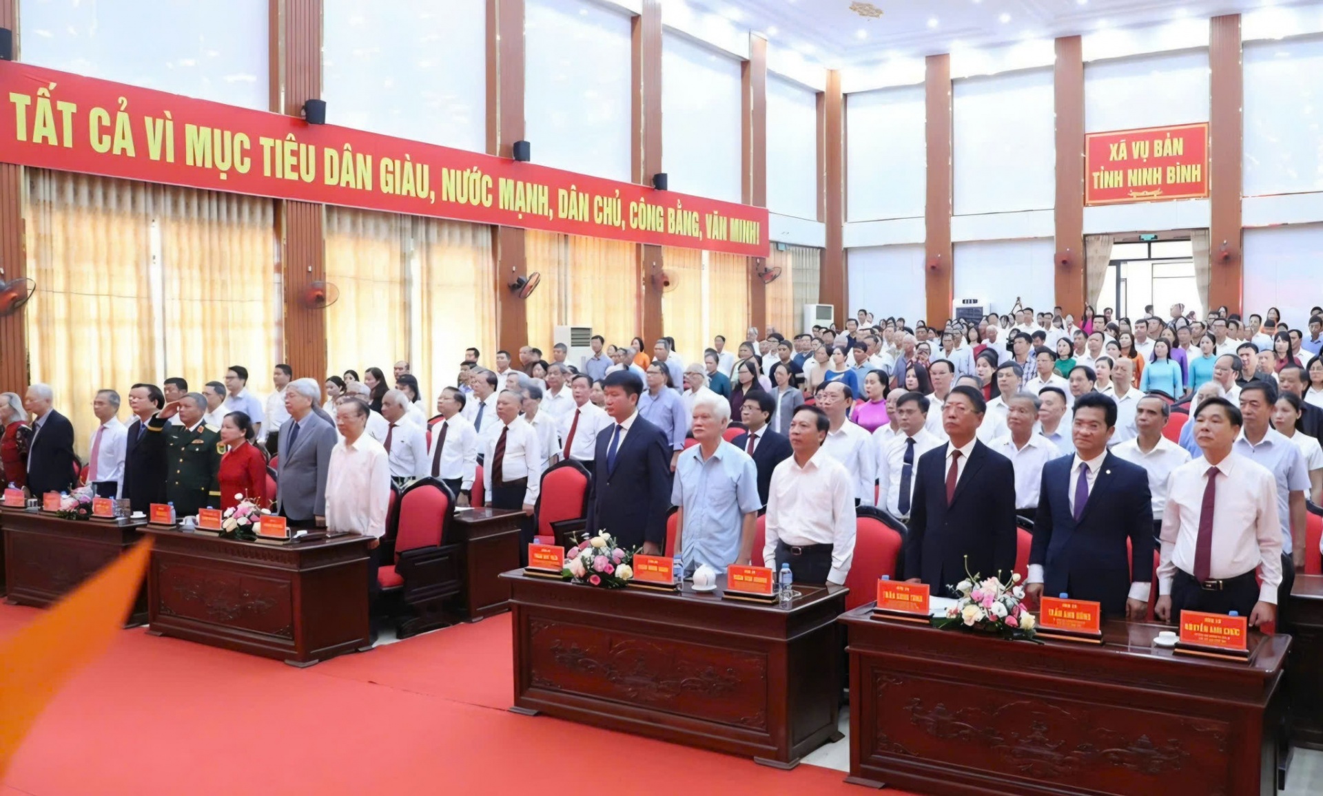 Các đại biểu thực hiện nghi thức chào cờ. Ảnh: PV