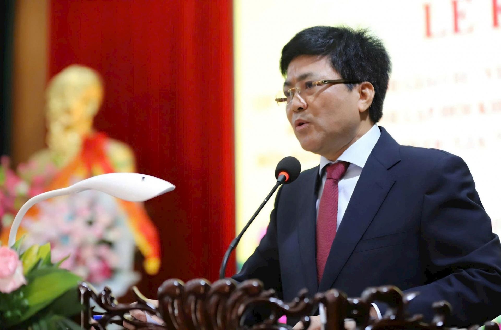 Ông Trần Minh Hoan, Bí thư Đảng ủy xã Vụ Bản trình bày diễn văn kỷ niệm 125 năm Ngày sinh Giáo sư, Viện sĩ Trần Huy Liệu. Ảnh: PV Ông Trần Minh Hoan, Bí thư Đảng ủy xã Vụ Bản trình bày diễn văn kỷ niệm 125 năm Ngày sinh Giáo sư, Viện sĩ Trần Huy Liệu. Ảnh: PV