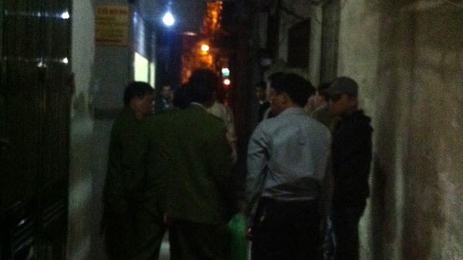 H&amp;amp;agrave; Nội: Giao thừa, chồng bắn chết vợ, bắn cả cảnh s&amp;amp;aacute;t - Ảnh 1