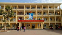 mot hoc sinh lop 4 phai cat than vi choi dua trong gio ra choi