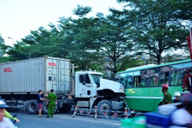 xe container tong xe buyt nhieu nguoi bi thuong