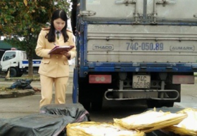 bat giu hon 200kg thit lon sua boc mui hoi thoi dang tren duong di tieu thu