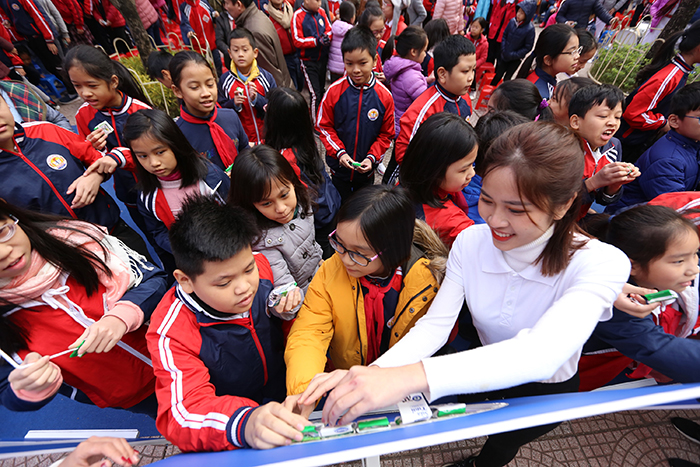 Hà Nội đồng loạt cho trẻ em uống sữa học đường từ 2019